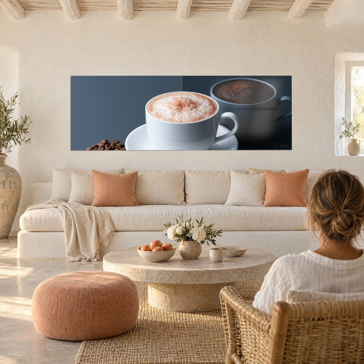 Schilderij cappuccino met schuimig melkschuim bestrooid met kaneel, witte kop en grijze kop op leisteenblauwe achtergrond, boven een bank in een lichte woonkamer