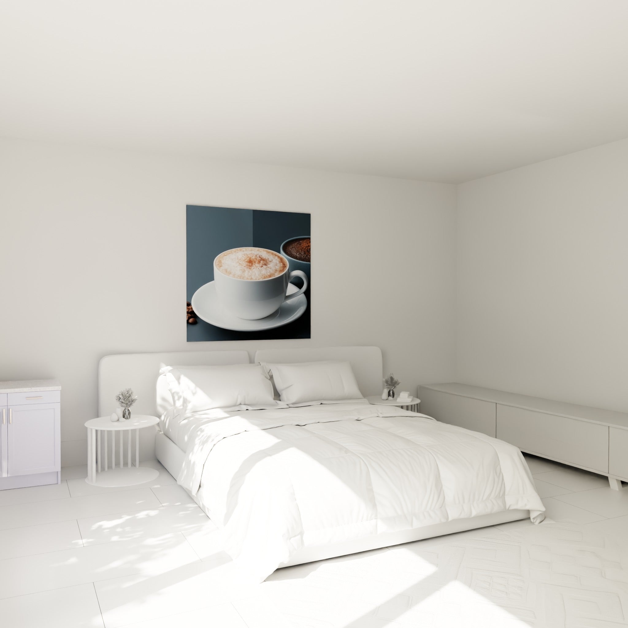 Tasse de café crème et ocre à la mousse veloutée, accrochée au-dessus d'un lit dans une chambre claire