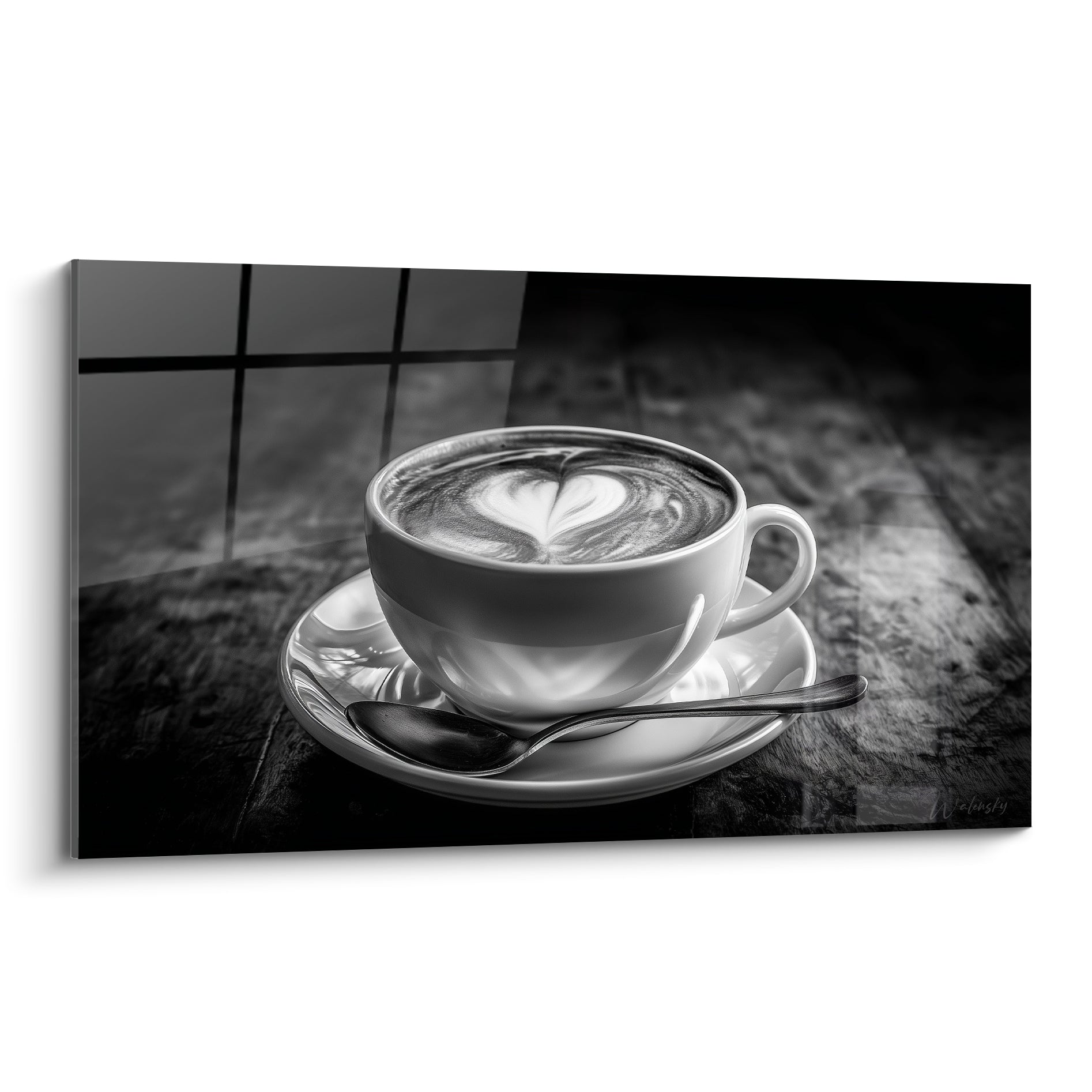 Tasse blanche photographiée en gros cadre, mousse blanche en cœur sur fond de table anthracite et carrelage gris