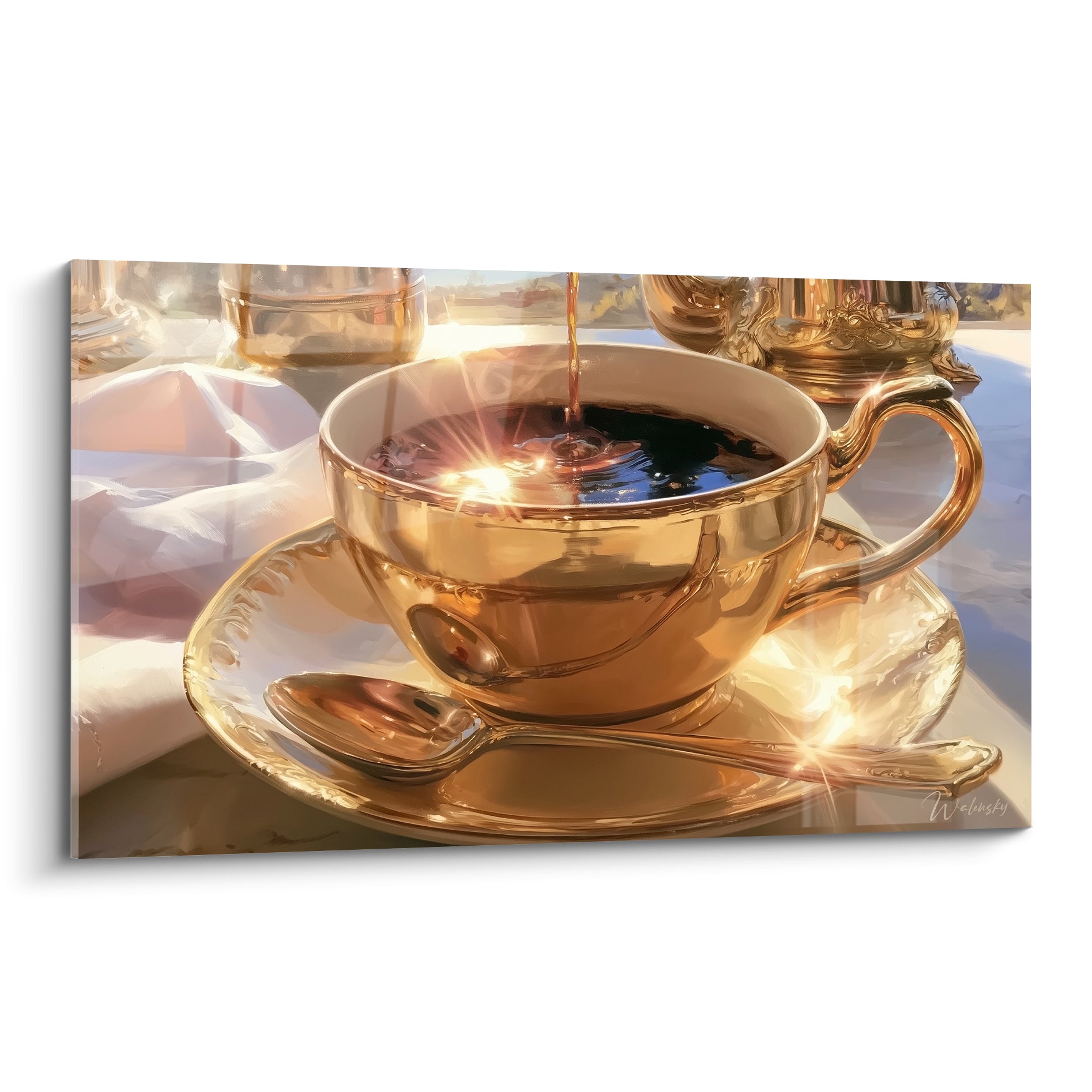 Tasse dorée recevant un filet de café noir, reflets lumineux sur porcelaine et cuillère brillante
