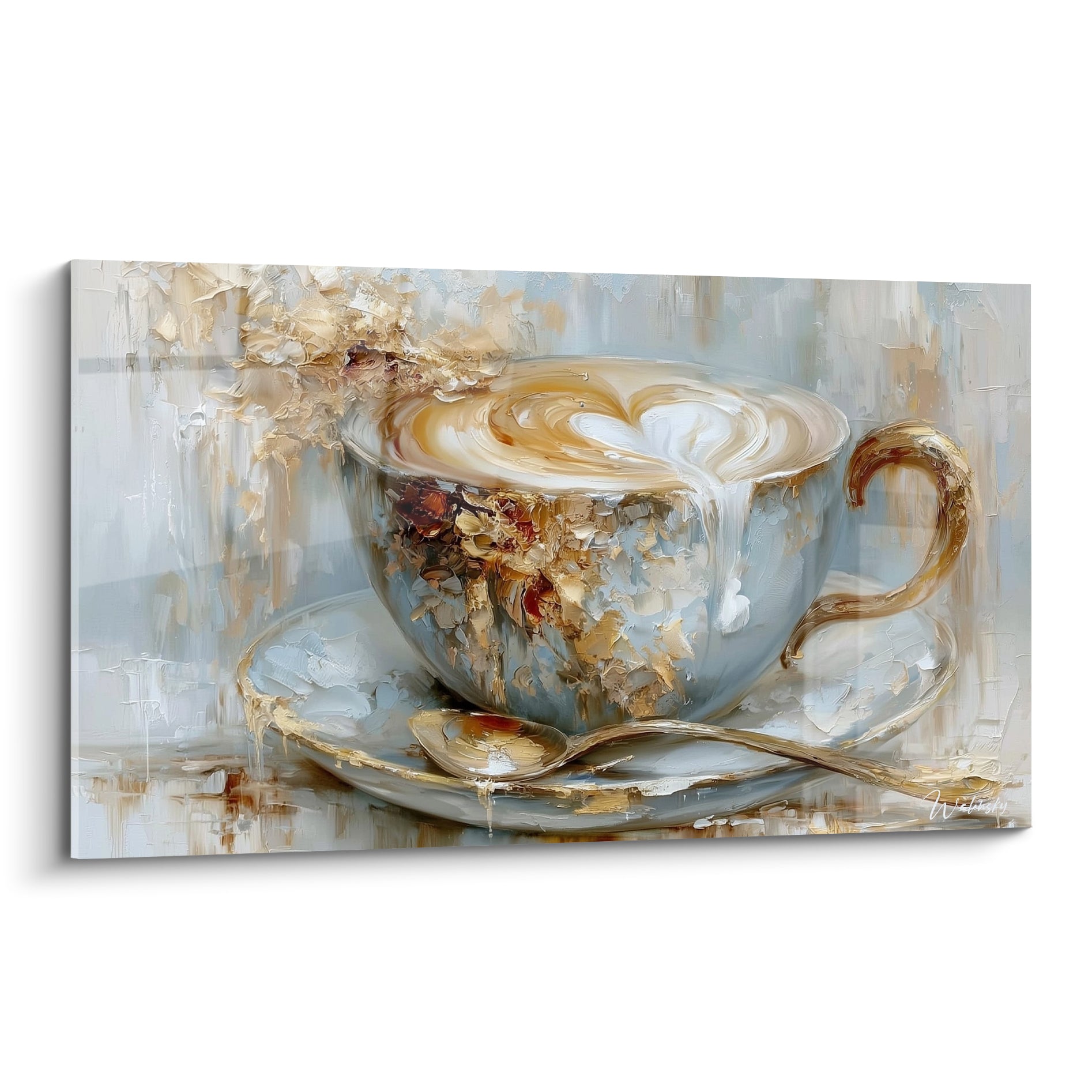 Tasse de café dorée aux motifs floraux rouges, mousse en cœur sur fond bleu pastel