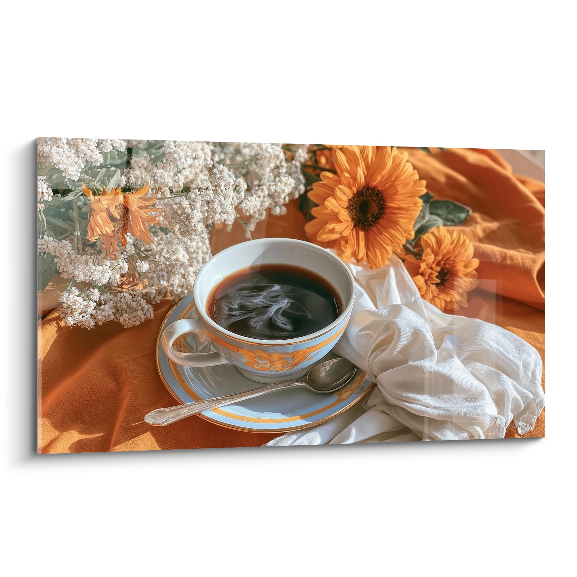 Tasse de café blanche et dorée fumante entourée de tournesols orange et fleurs blanches