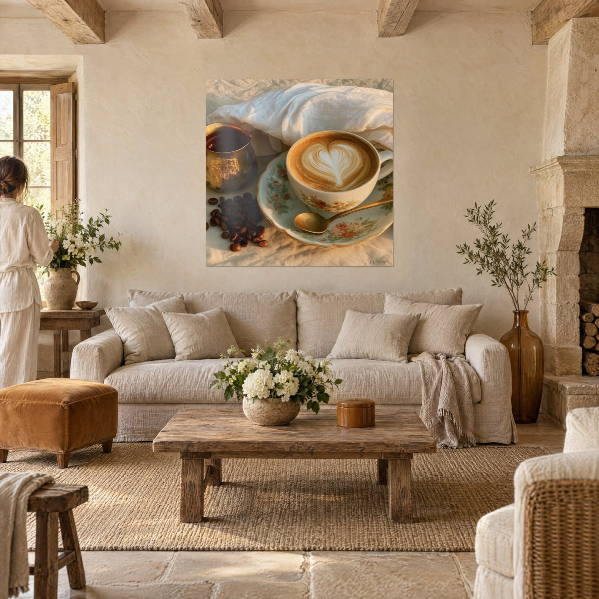 Tableau cappuccino au cœur de mousse crème, tasse fleurie ivoire et or, vu par un couple, au-dessus d'un canapé dans un salon lumineux