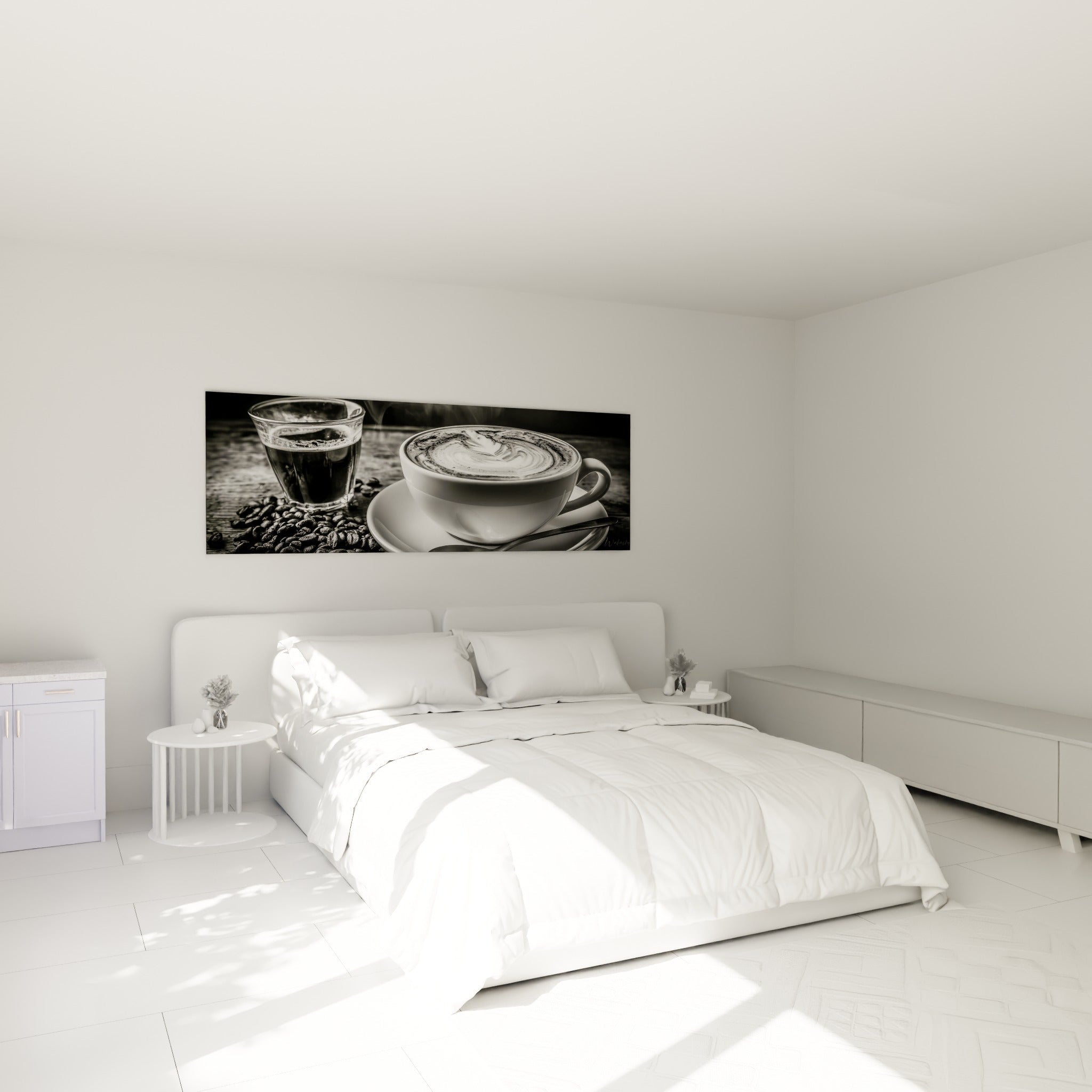 Cappuccino fumant et grains de café noirs et blancs, au-dessus d'un lit dans une chambre claire