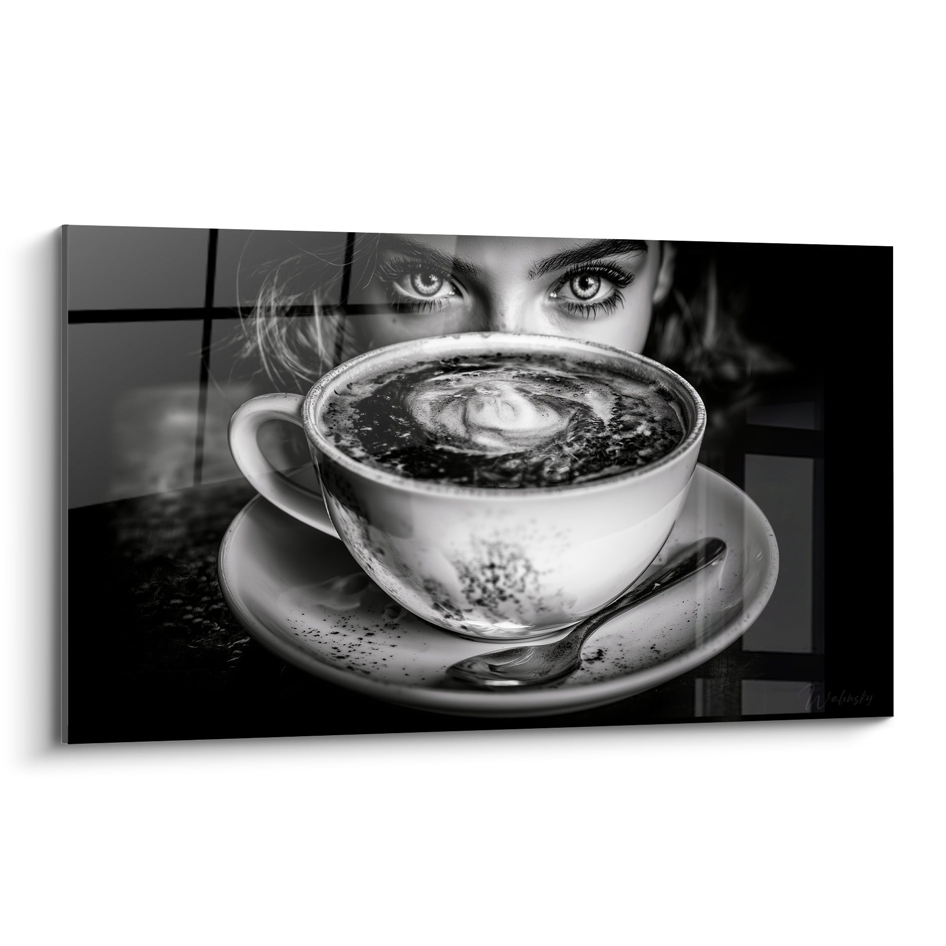 Tasse blanche fumante devant des yeux gris perçants, composition noir et blanc intense
