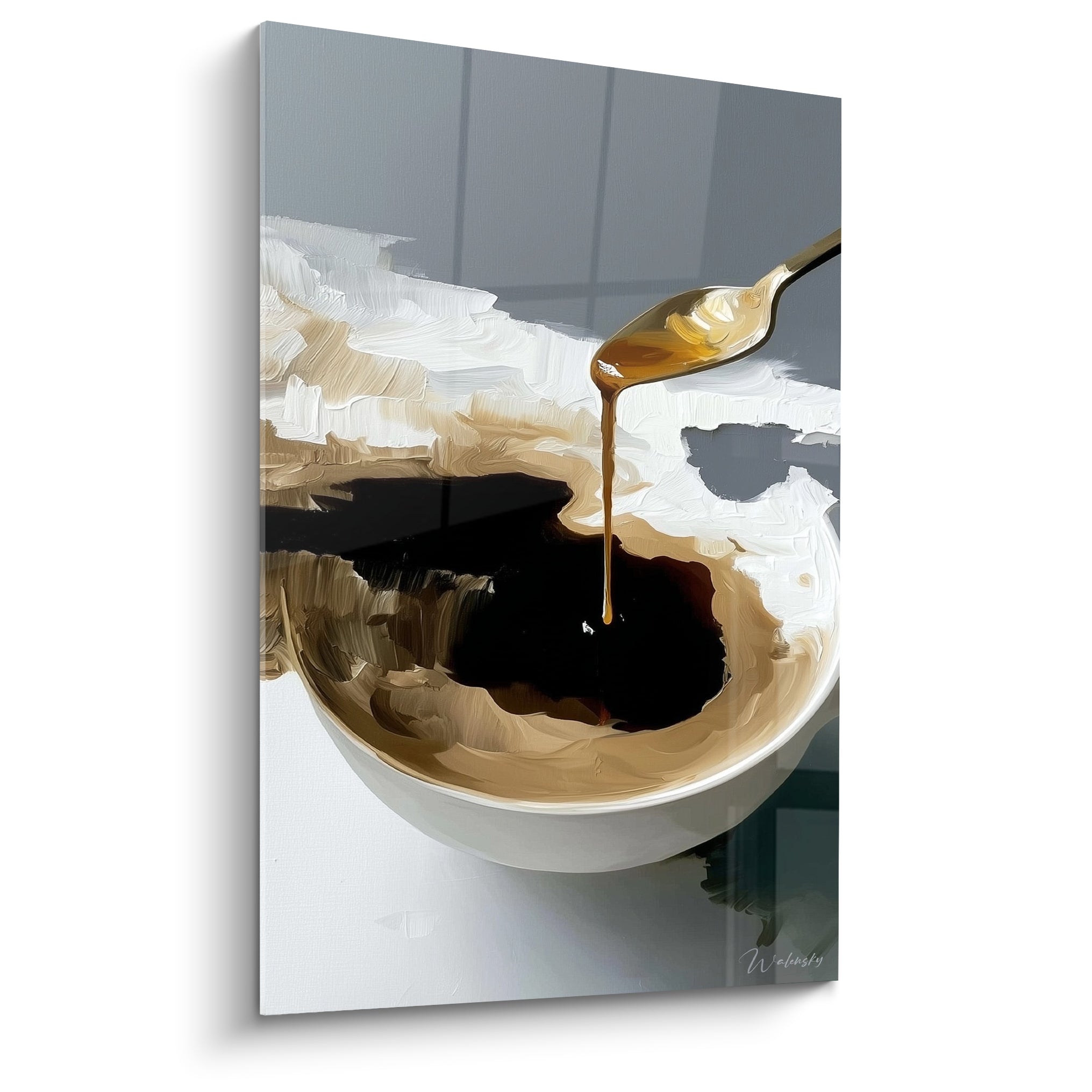 Tasse blanche de café noir avec crème dorée coulant d'une cuillère, fond gris anthracite texturé
