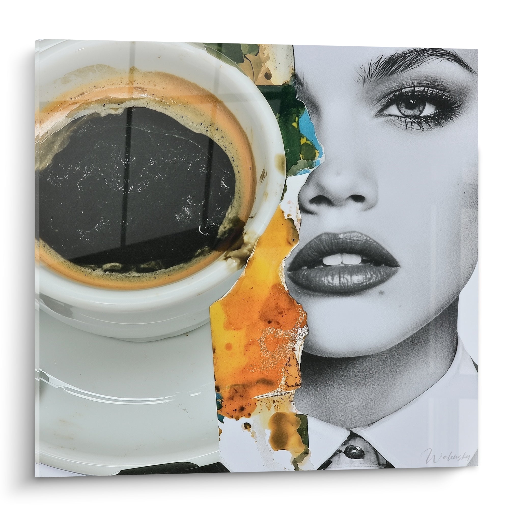 Tasse de café noir intense et visage fractionné en noir et blanc, éclats ocre et bleu pastel
