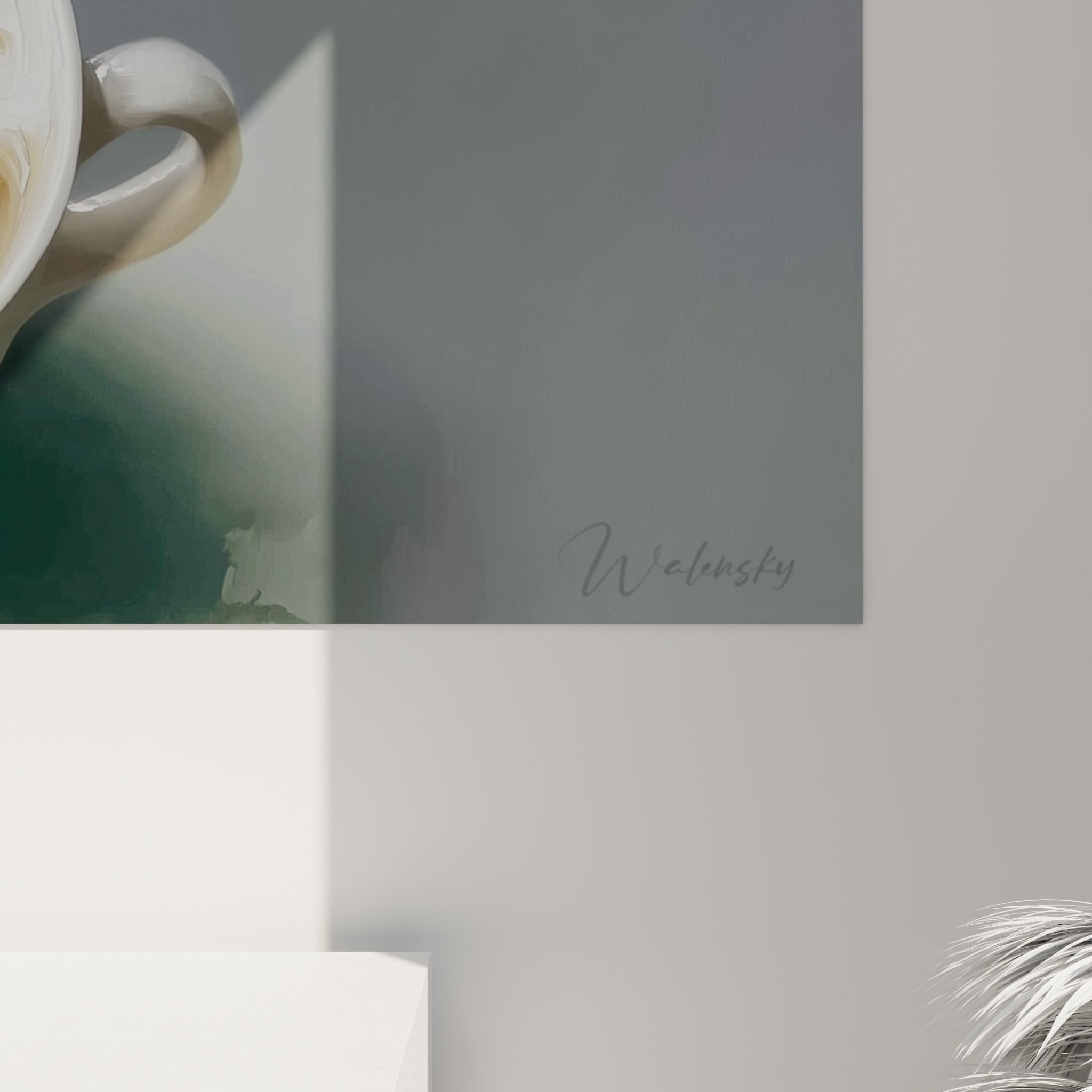 Coulure dorée et texture épaisse de la crème blanche visibles en gros plan sur la toile