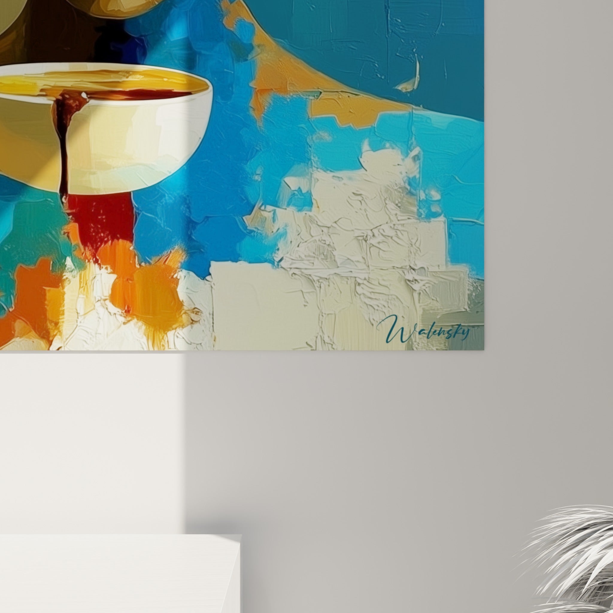 Empâtements épais et coulures ambrées visibles sur ce tableau café, matière texturée entre bleu et doré