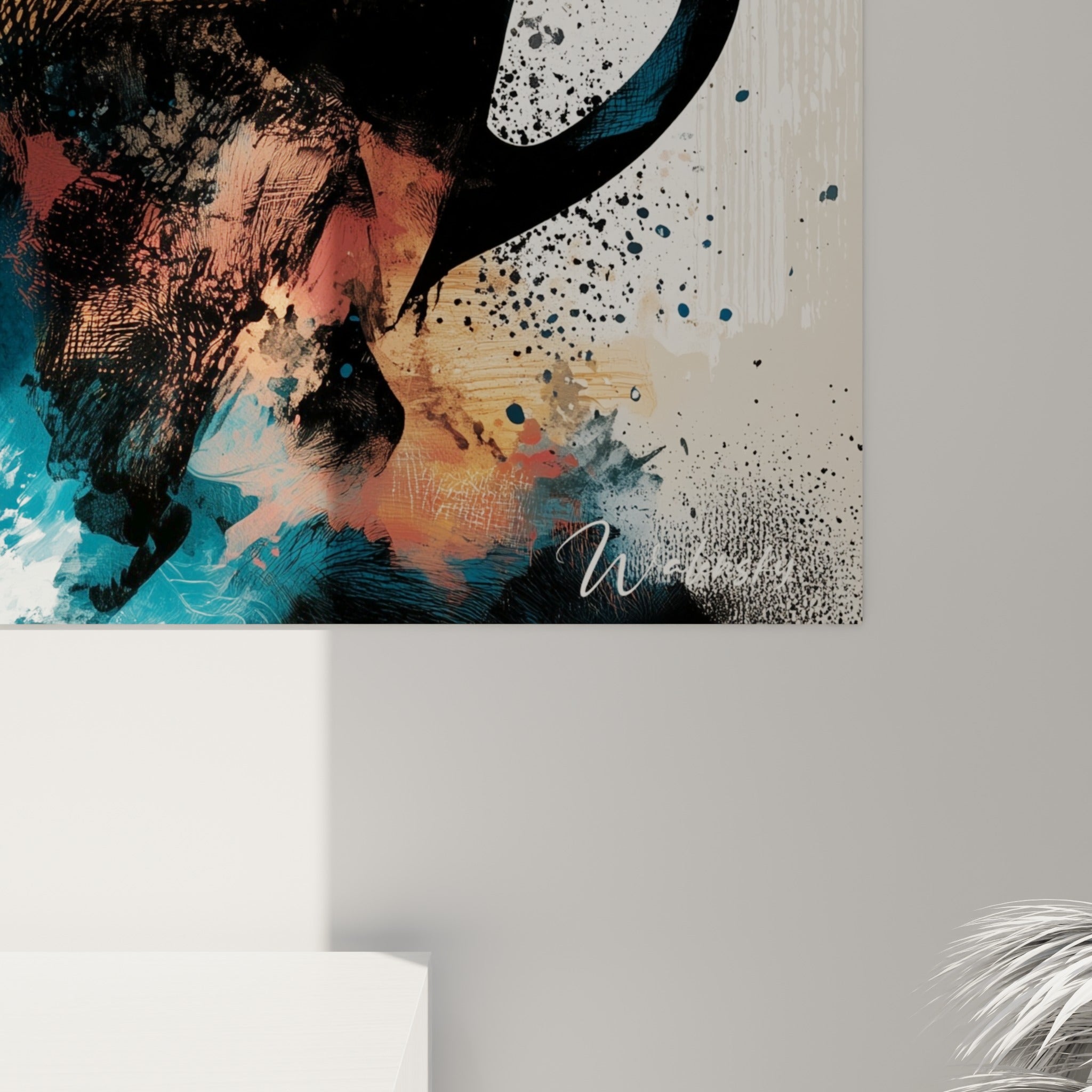 Grain de peinture éclaboussé mêlant bleu marine, corail et noir près de l'anse de la tasse de café