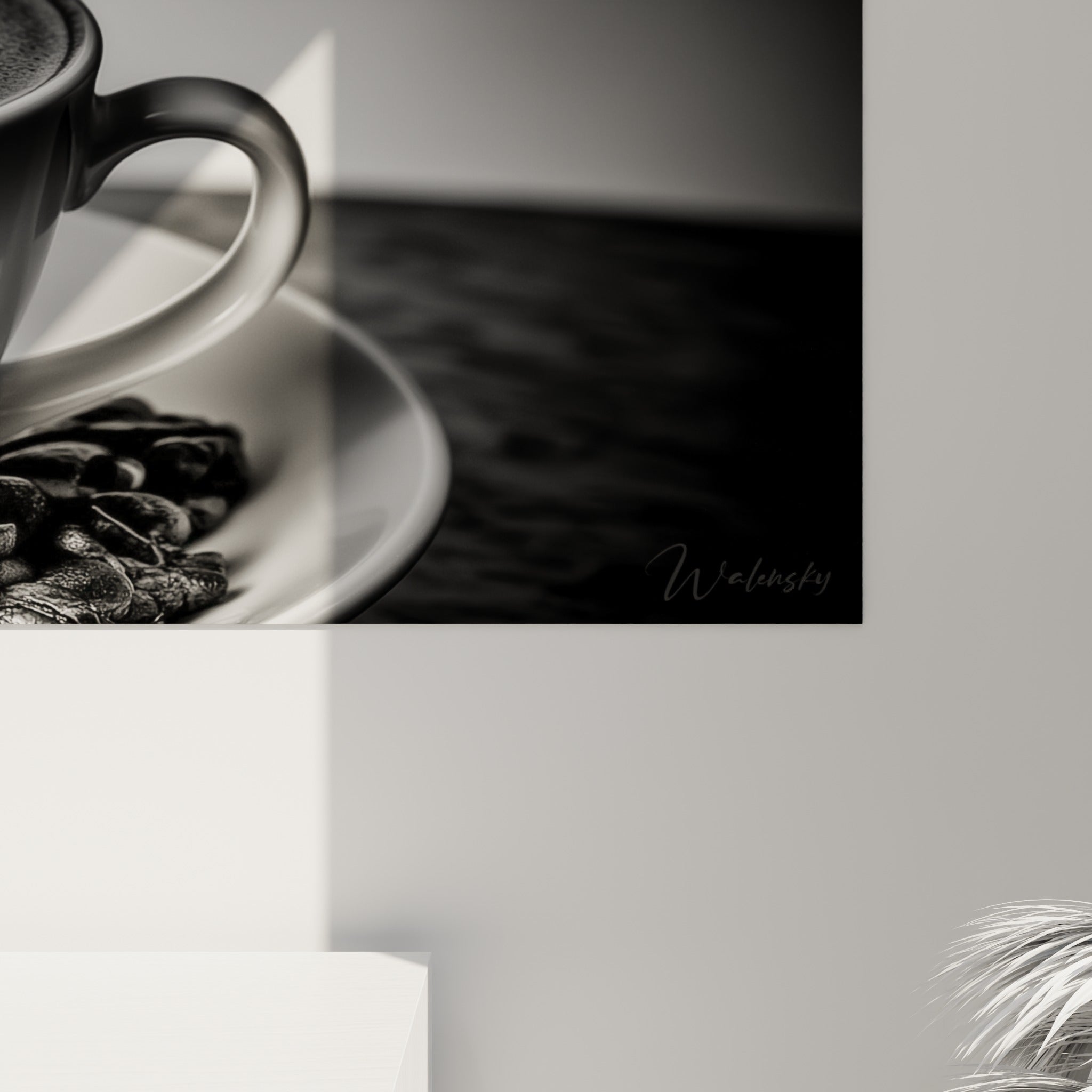 Impression rapprochée du café montrant les nuances de gris, la mousse crème et le grain fin des grains torréfiés.