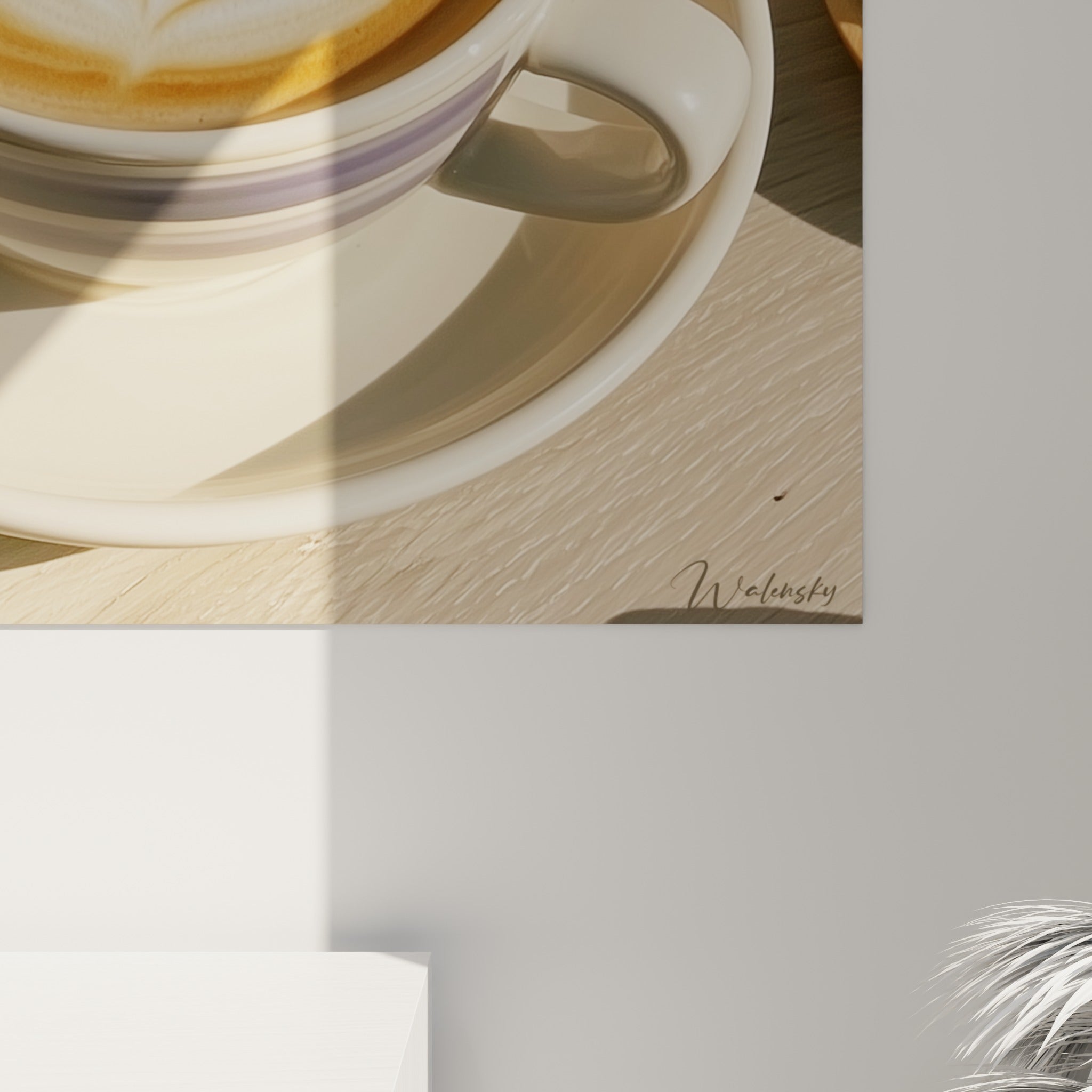 Détail de la texture mousseuse crème et dorée, grain visible et reflets chauds sur la tasse