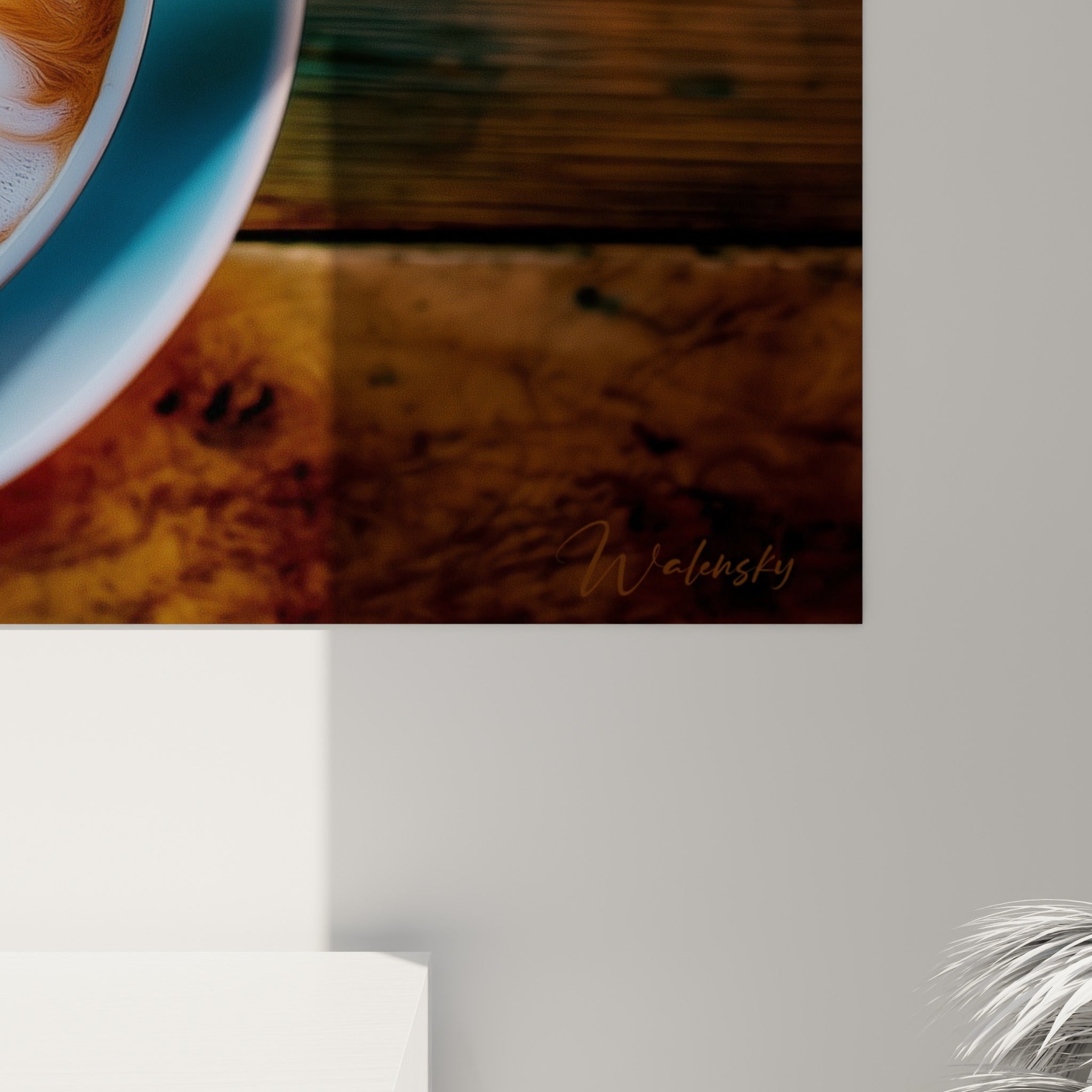 Empâtements crémeux blancs et ambrés formant les moustaches du chat, tourbillons visibles dans la tasse bleue