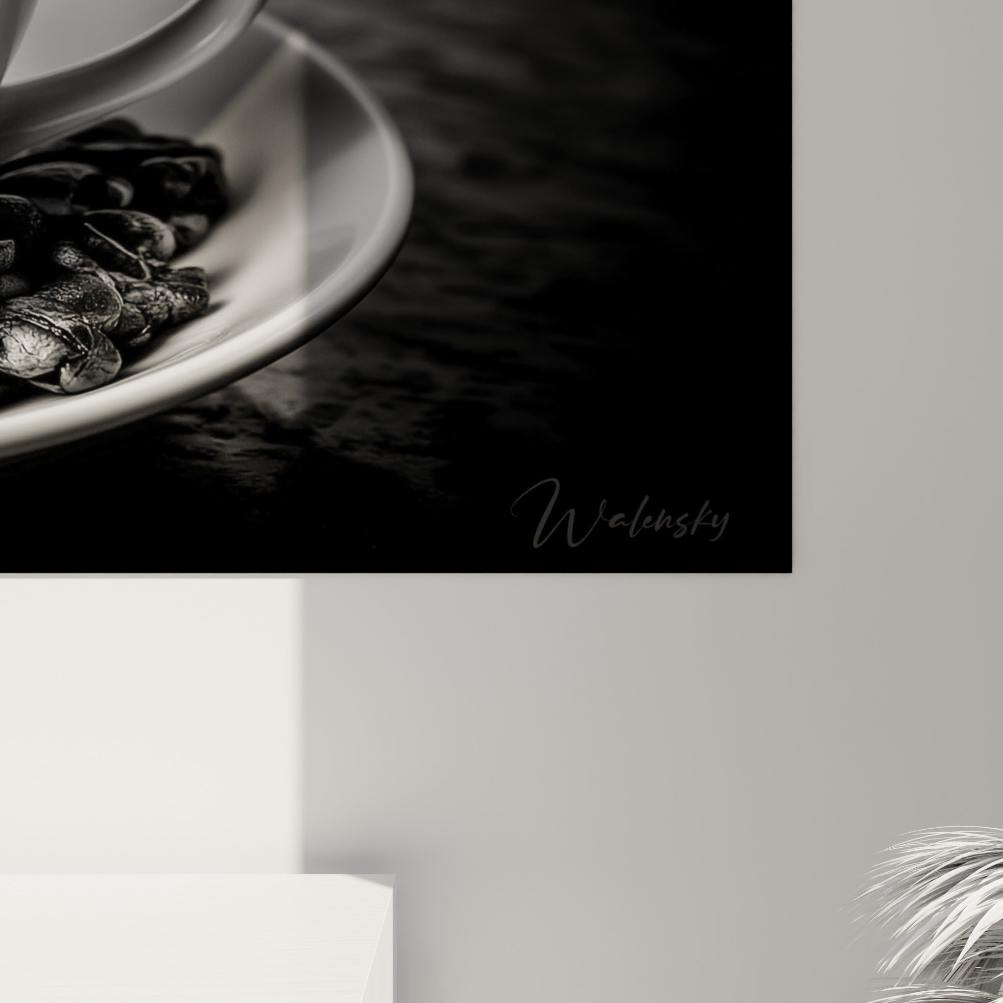 Latte art blanc et reflets gris sur la porcelaine, grain photographique visible sur la toile