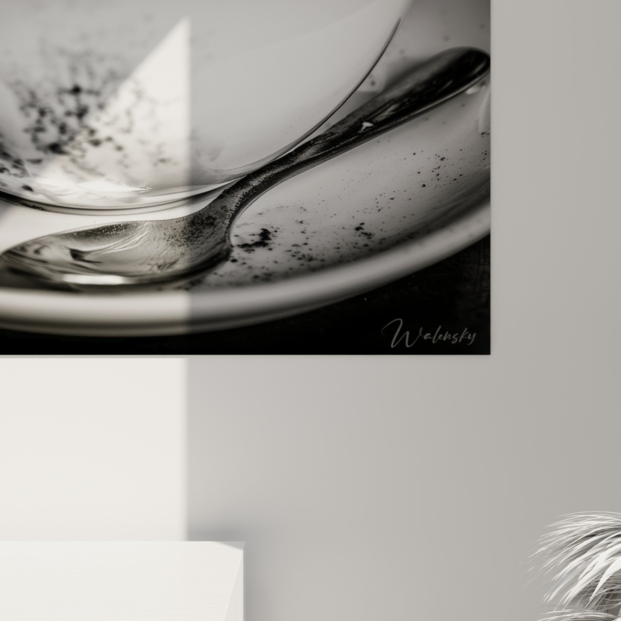 Grain et texture de la mousse anthracite du café visibles de près, reflets blancs sur la porcelaine de la tasse
