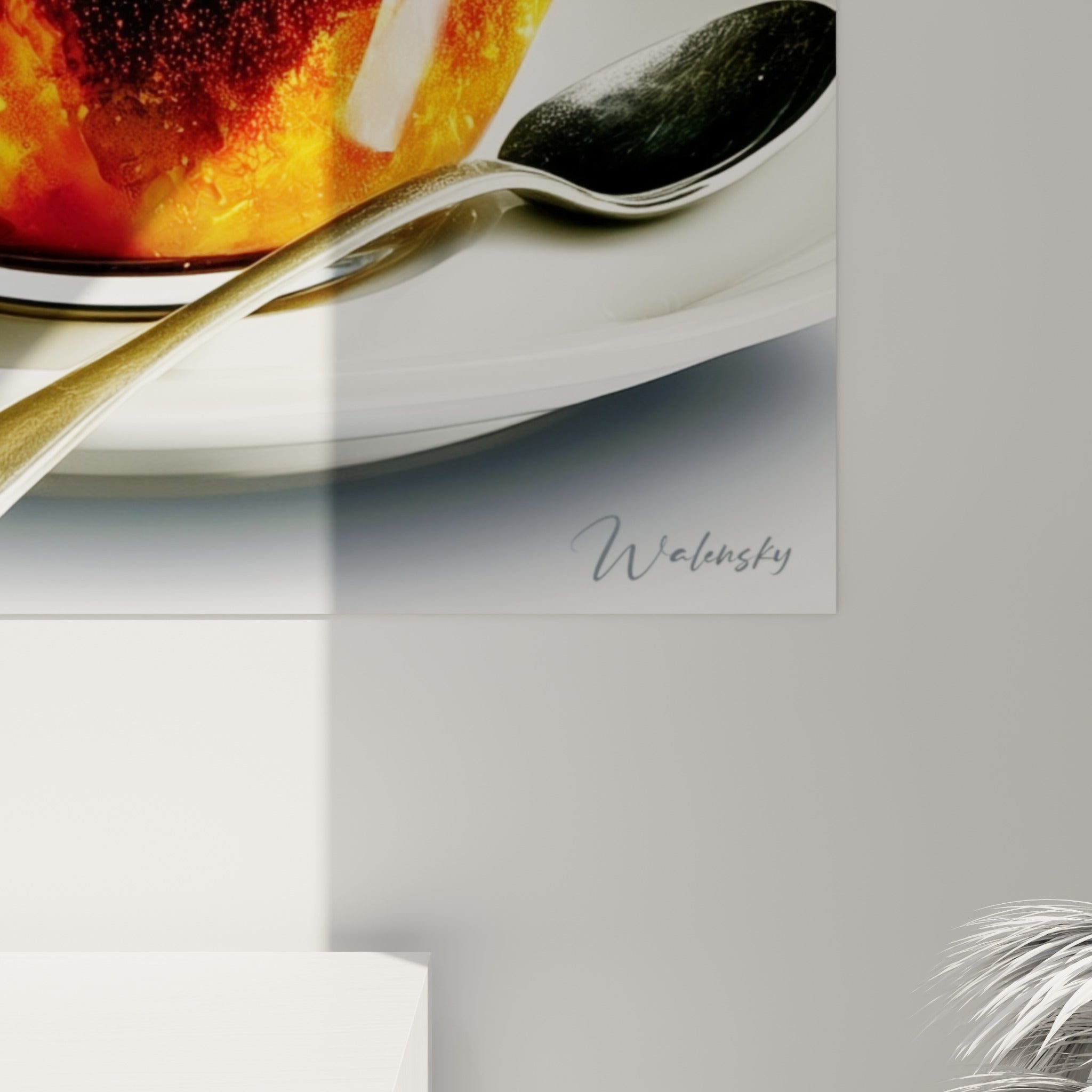 Empâtements orangés et rouges du tourbillon de flammes se mêlant à la mousse crémeuse blanche de la tasse