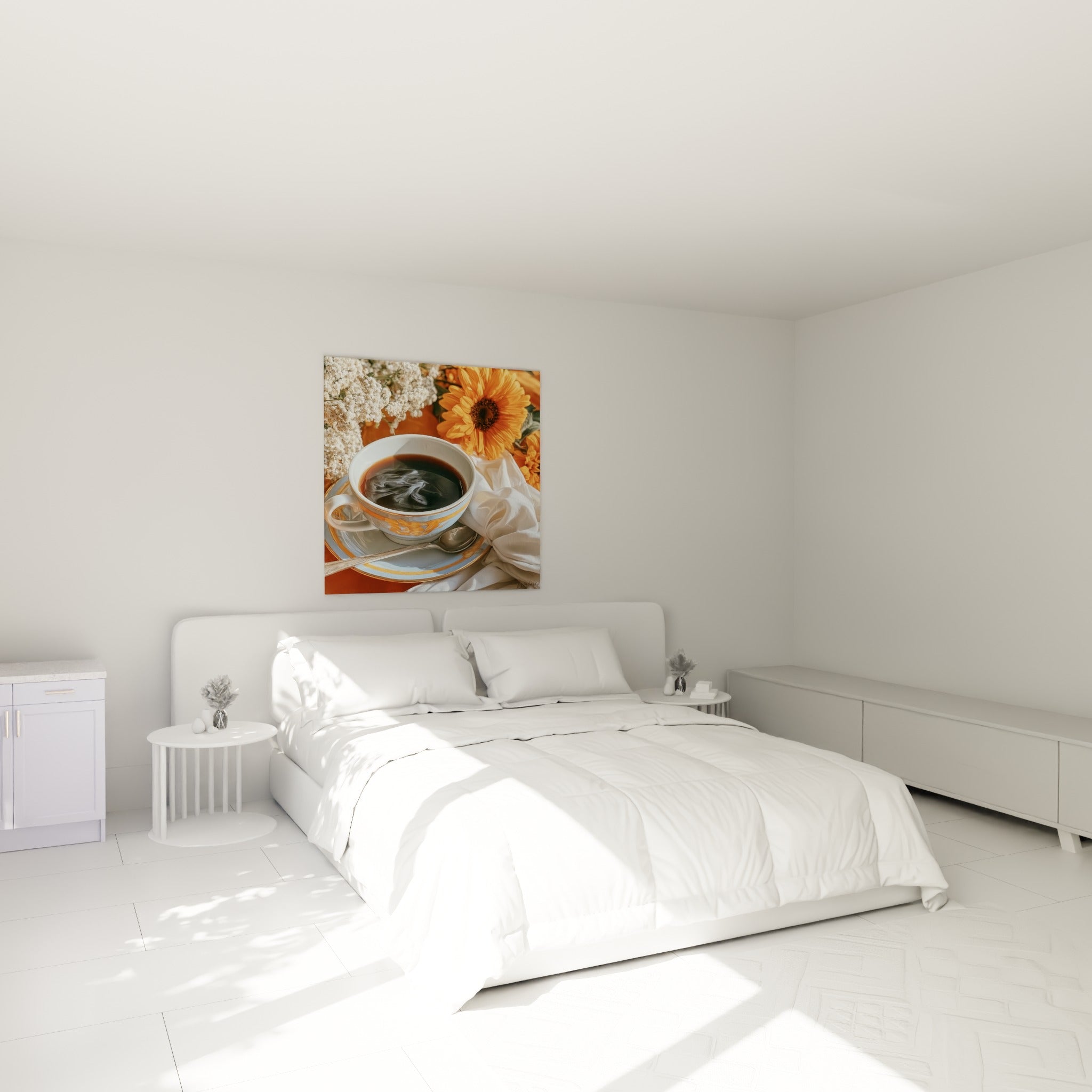 Bouquet de tournesols orangés et tasse fumante au-dessus d'un lit dans une chambre claire