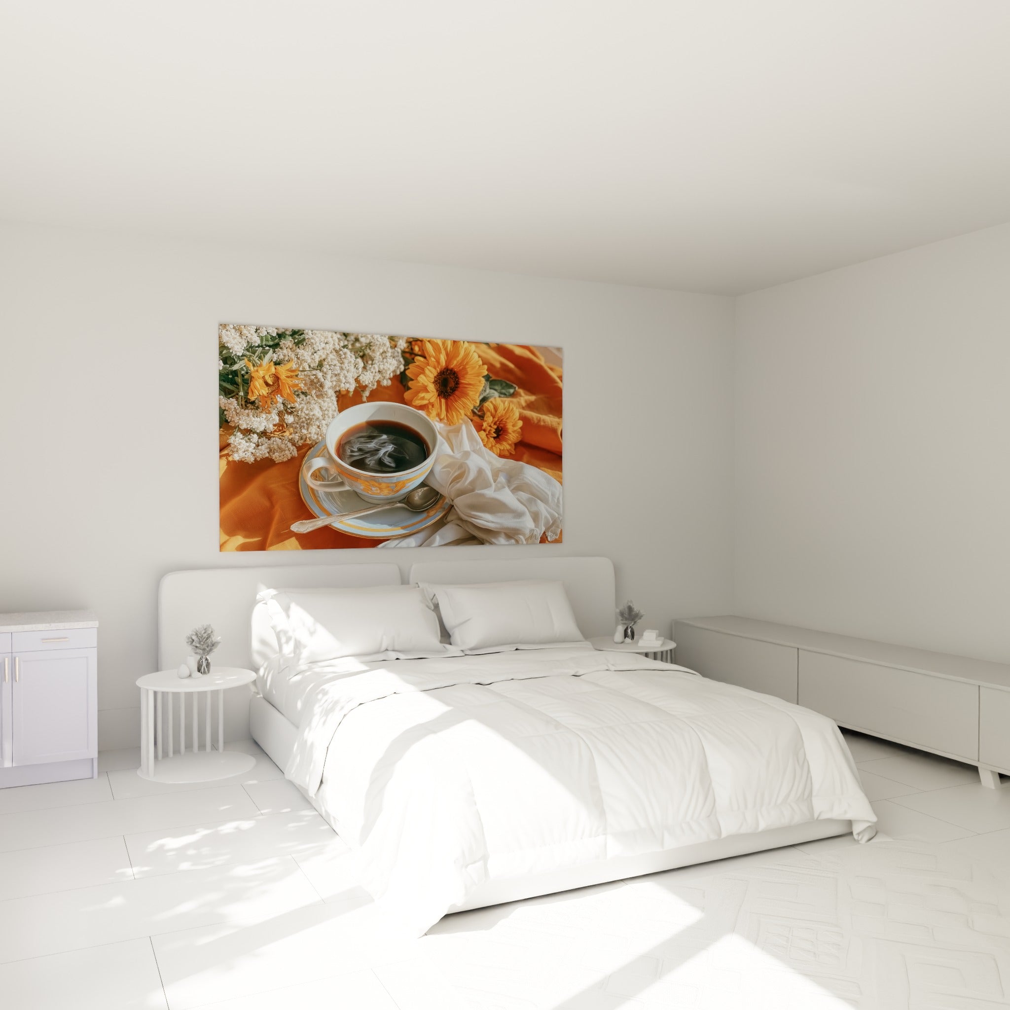 Tournesols orange et tasse de café doré au-dessus d'un lit dans une chambre claire