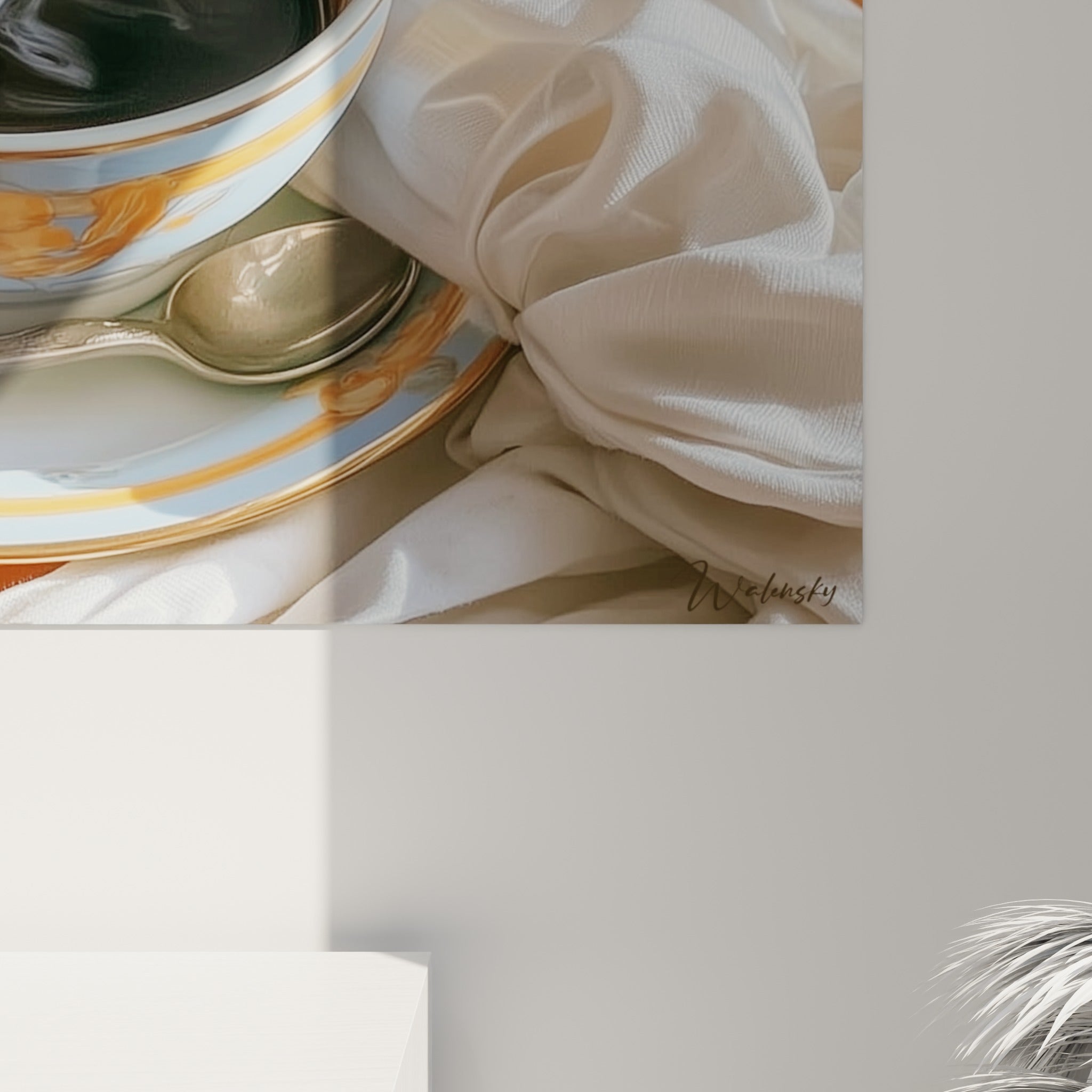 Grain rapproché révélant les volutes de vapeur brune et les touches dorées sur la porcelaine bleutée