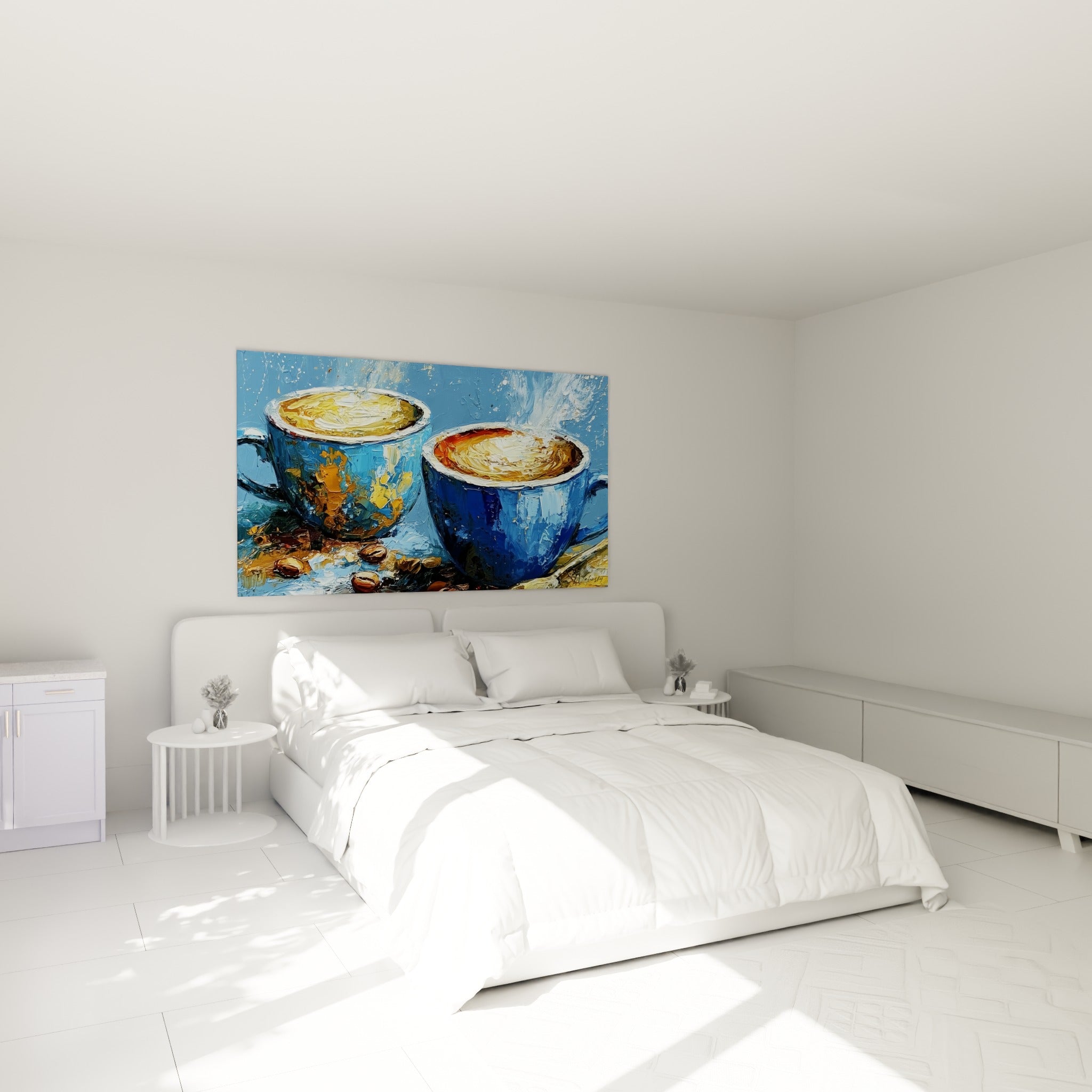 Tasses de café bleu marine et ocre fumantes accrochées au-dessus d'un lit dans une chambre claire