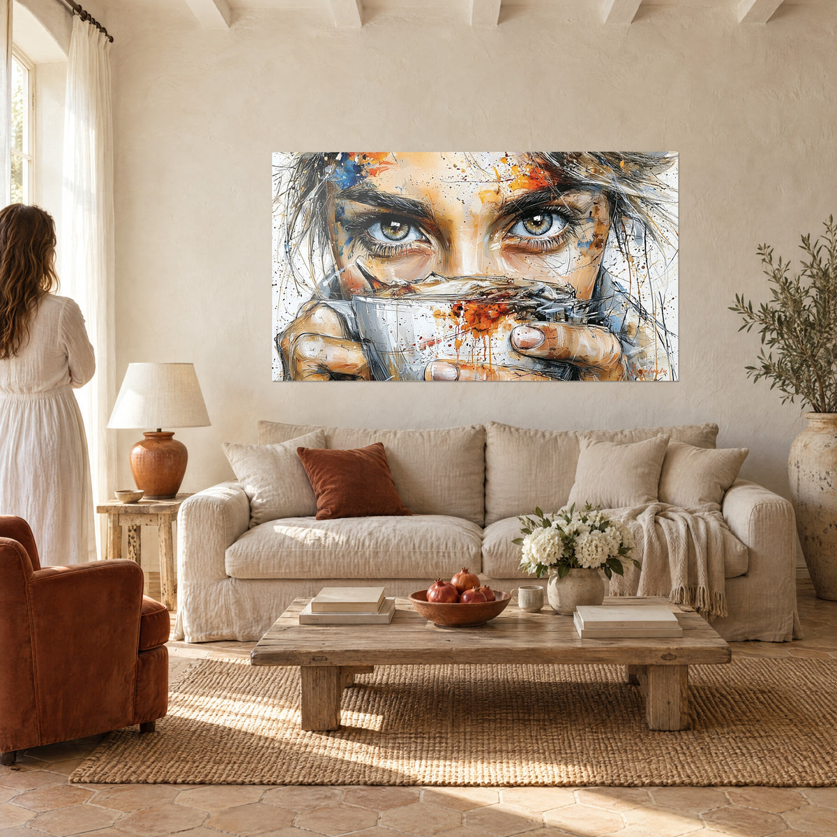 Cuadro Mirada gris-azulada tras una taza, salpicaduras naranjas e índigo, pared crema, encima de un sofá en un salón luminoso