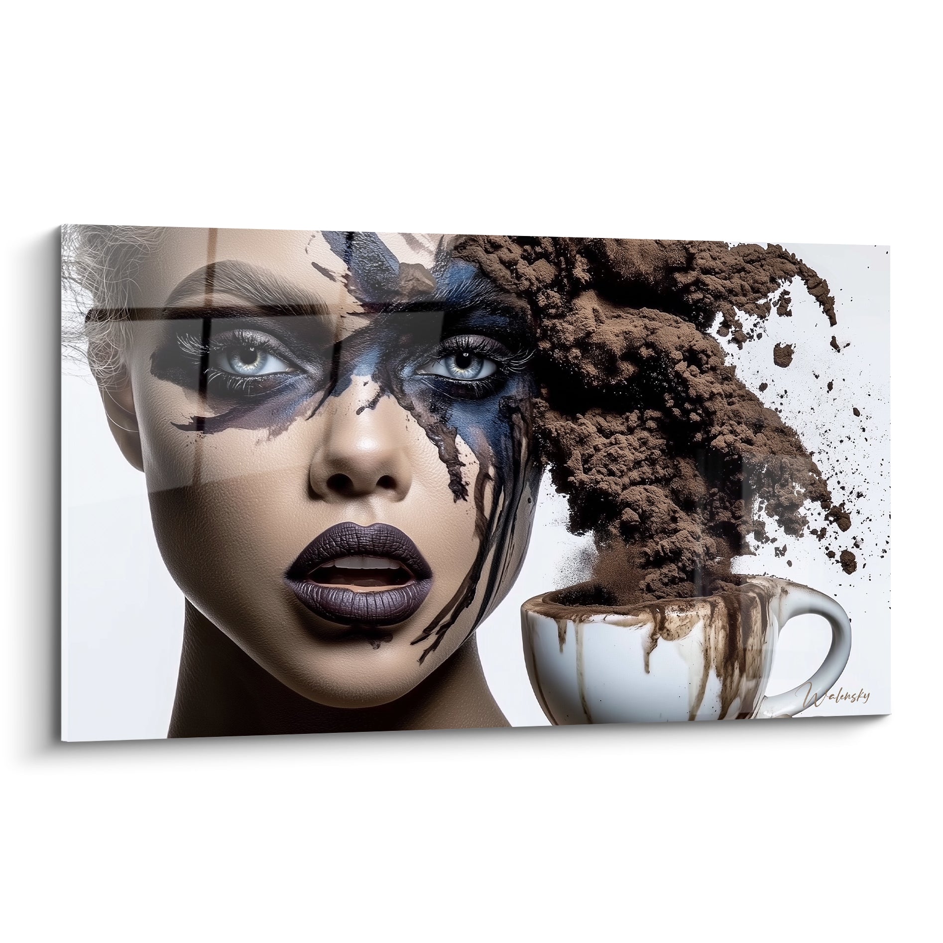 Visage féminin fusionné à un nuage de café moulu marron et anthracite sur fond blanc