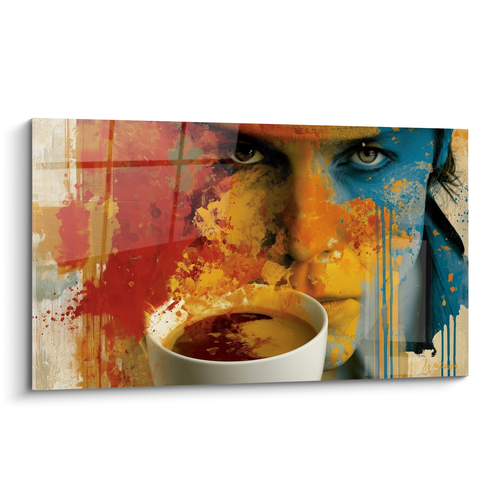 Visage peint ocre et bleu derrière une tasse de café blanche fumante, éclaboussures rouges