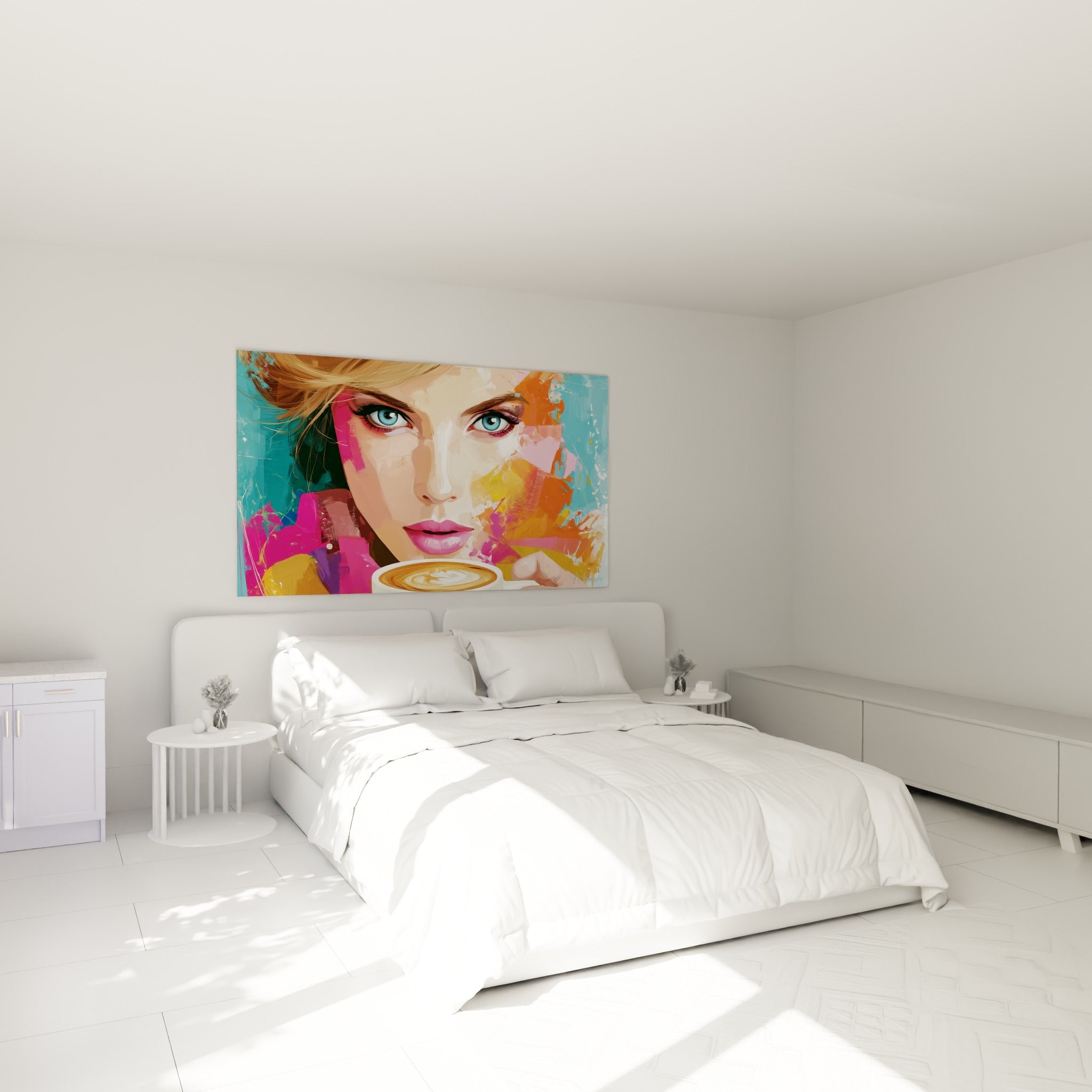 Visage peint aux lèvres roses et cappuccino crémeux, accroché au-dessus d'un lit dans une chambre claire