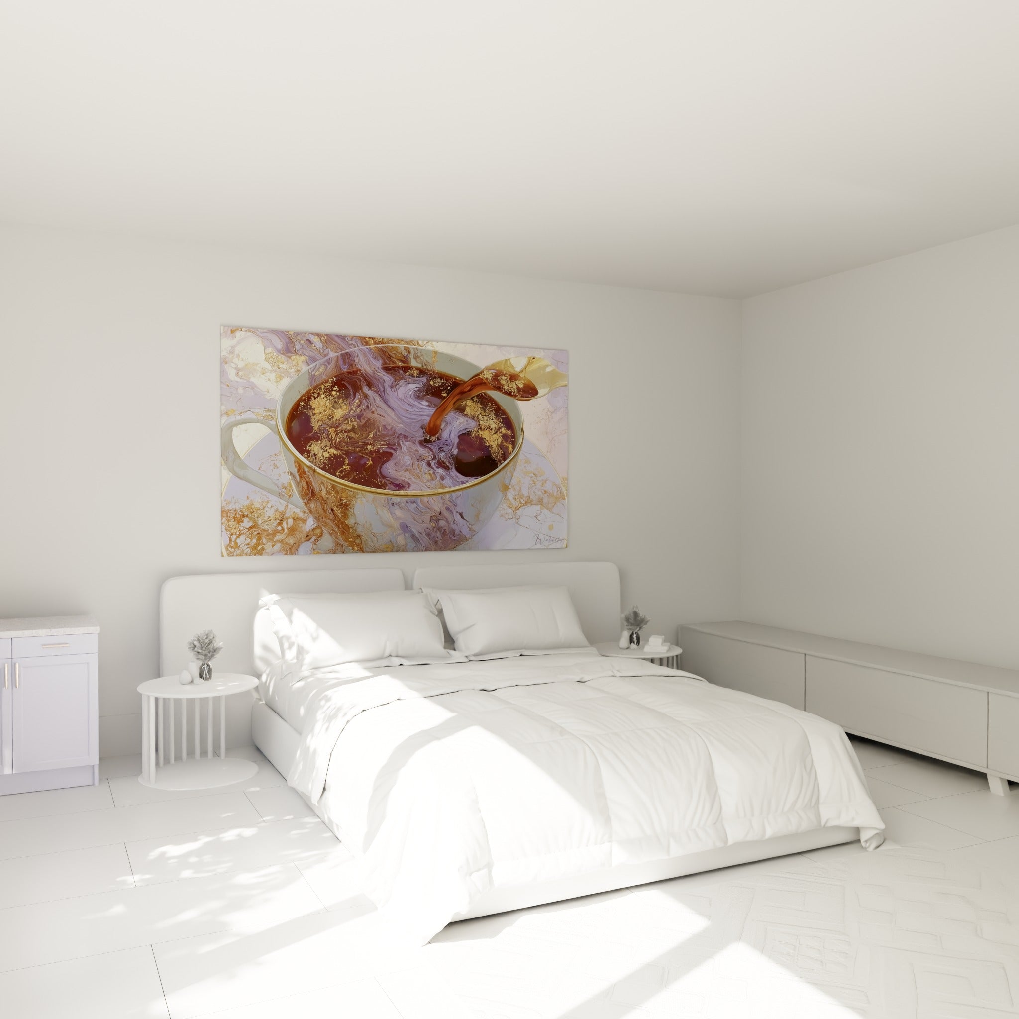 Tourbillons violets et dorés d'une tasse de café accrochés au-dessus d'un lit dans une chambre claire