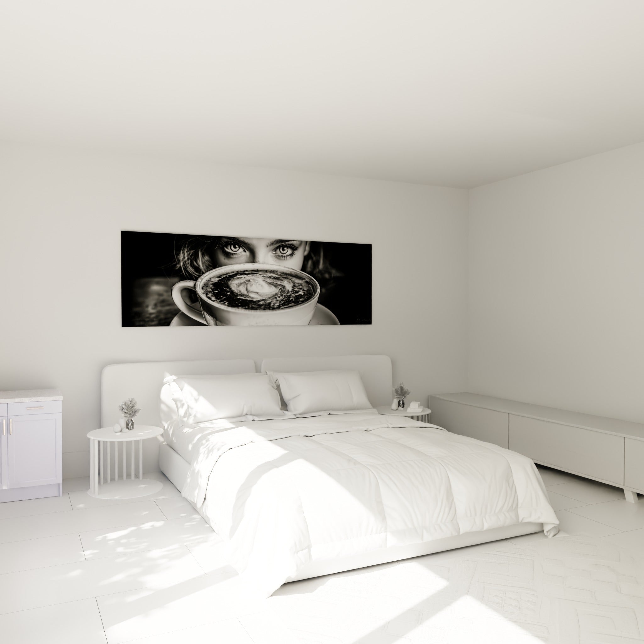 Yeux perçants derrière une tasse de café noire et blanche, accrochés au-dessus d'un lit dans une chambre claire