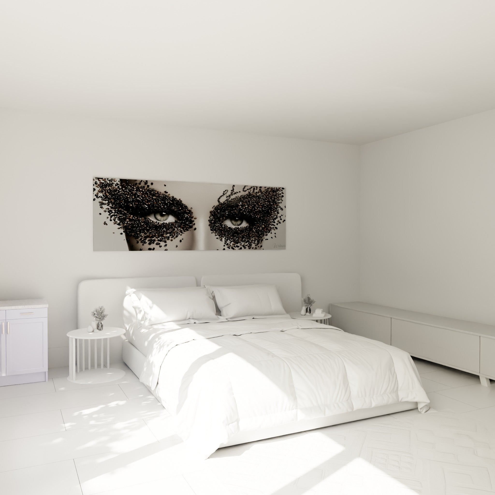 Yeux perçants sous maquillage en grains de café noir et cuivré au-dessus d'un lit dans une chambre claire