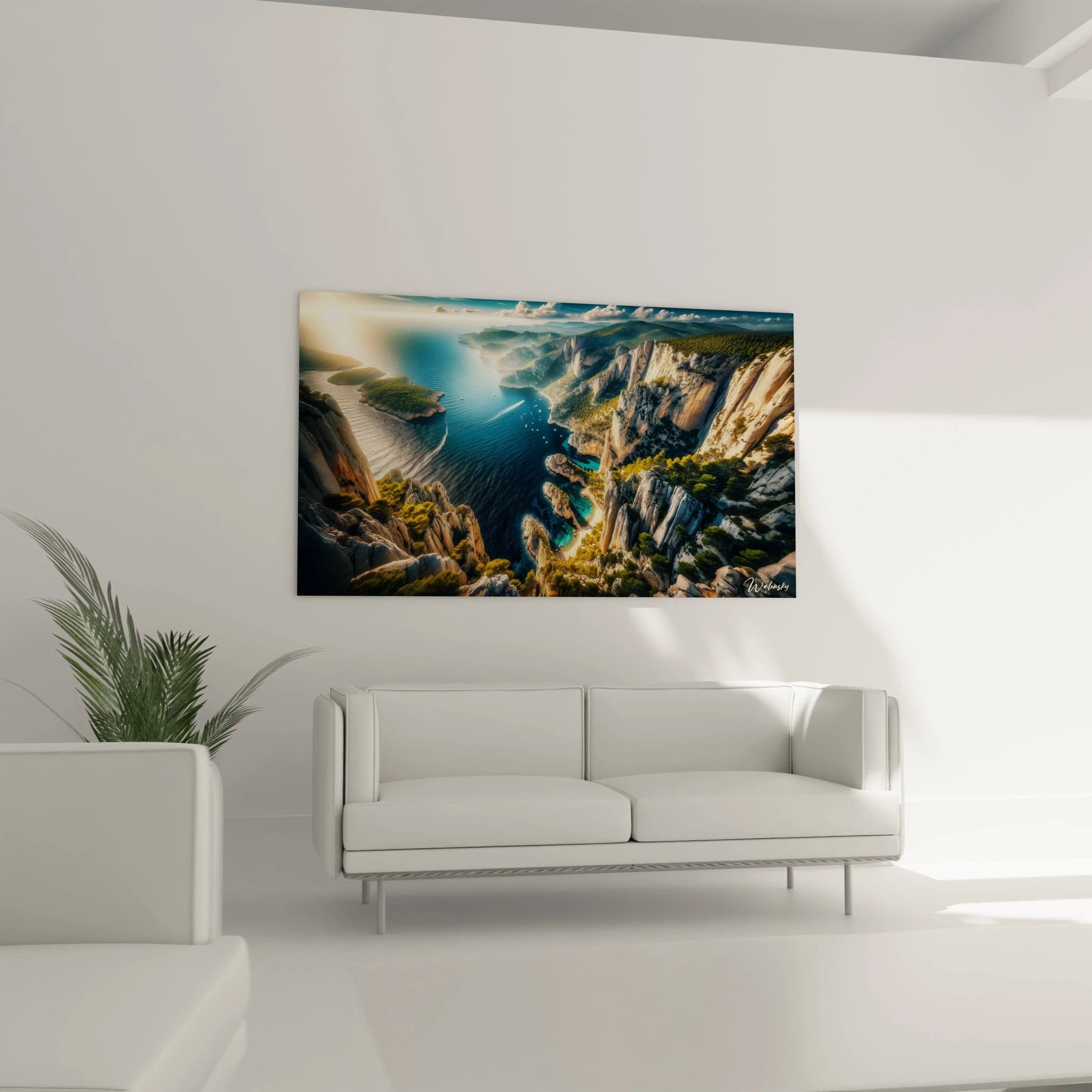 Tableau paysage figurant un littoral escarpé bordé de pins, mer scintillante, rochers clairs et textures de vagues, avec des nuances de bleu, beige et vert.