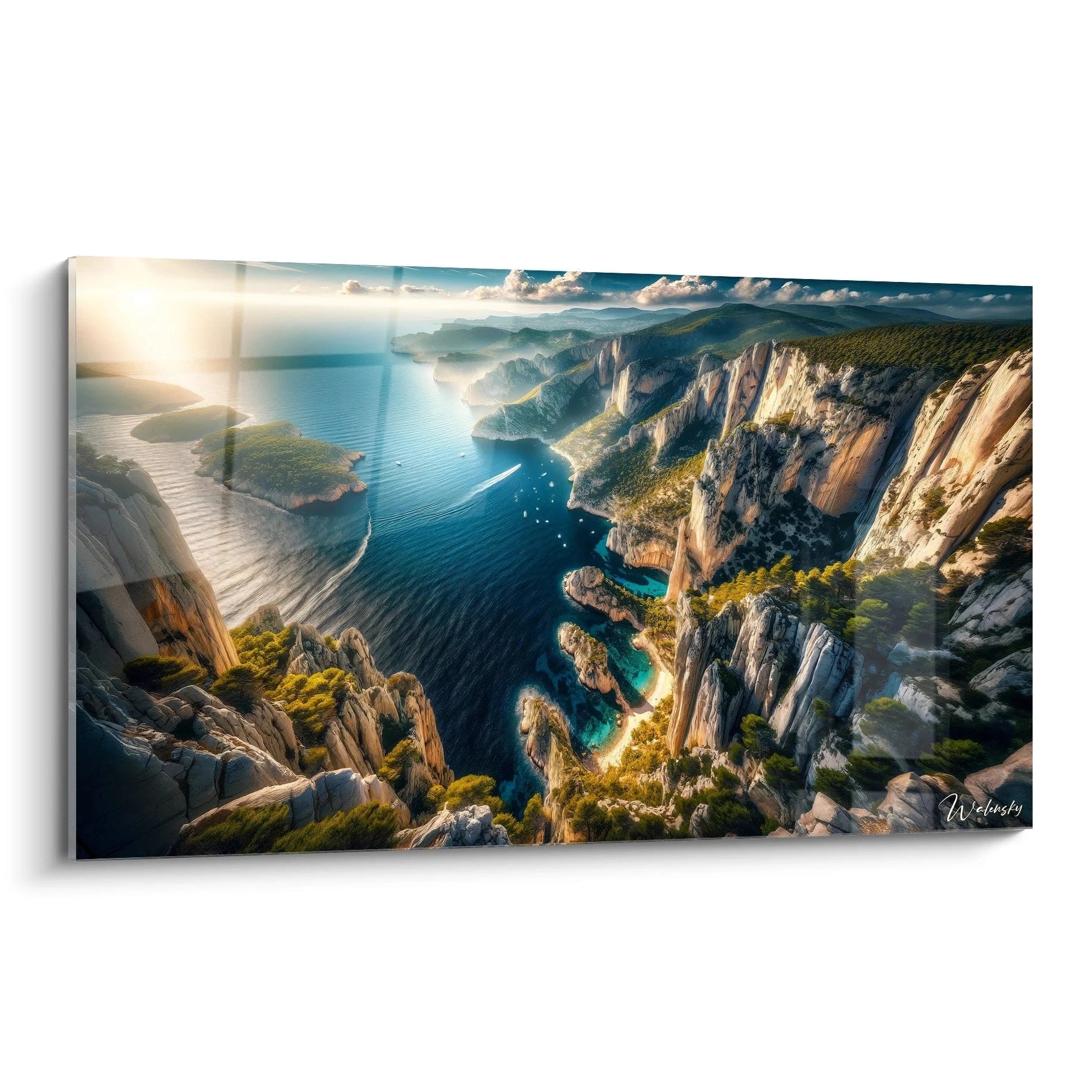 Tableau paysage montrant une côte rocheuse avec falaises claires, mer bleue foncée, végétation verte, et effets de profondeur accentués par la lumière oblique du soleil.