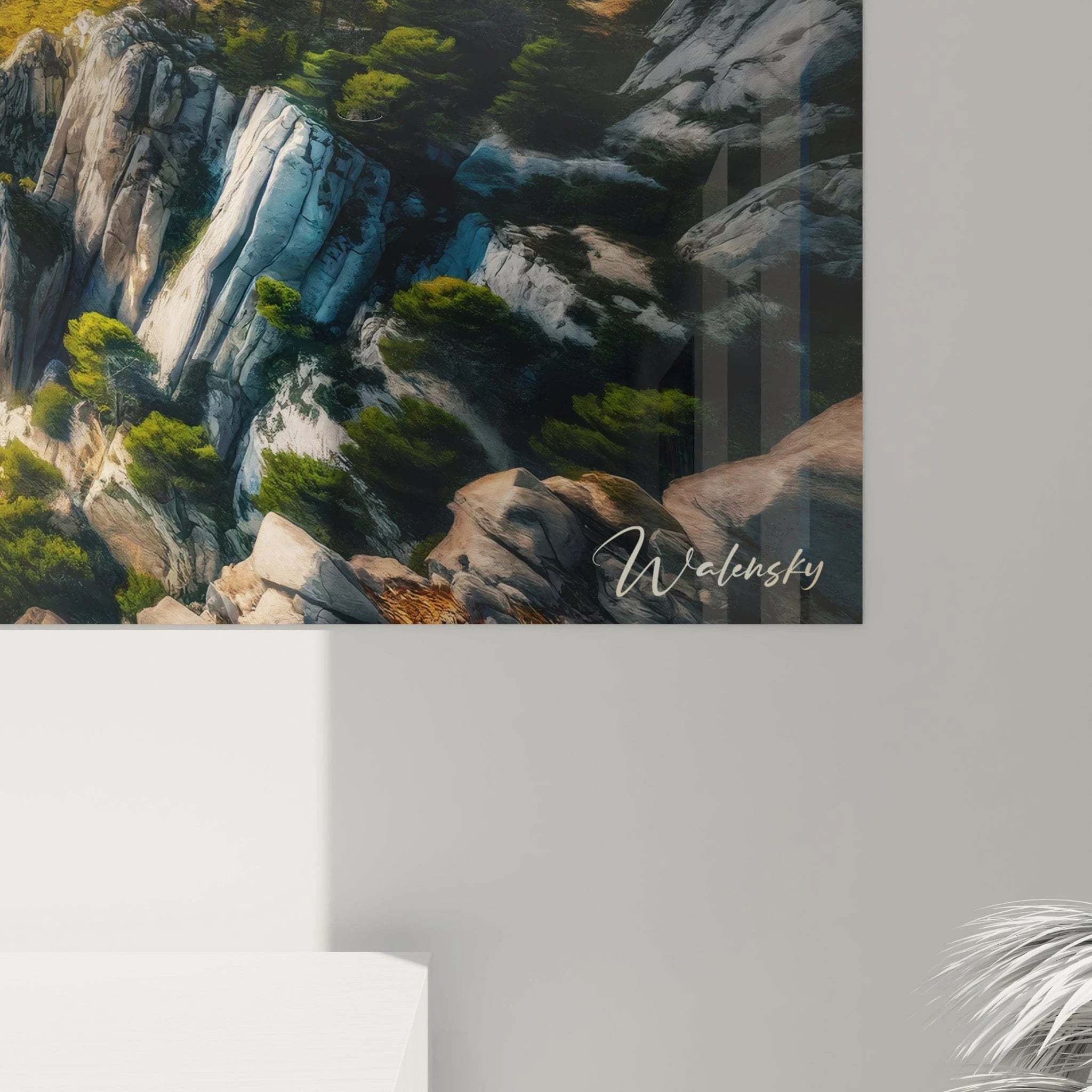 Un tableau paysage montrant une vue aérienne de falaises méditerranéennes, avec forêts de pins, eaux marines contrastées, et textures rocheuses aux tons crème et gris.