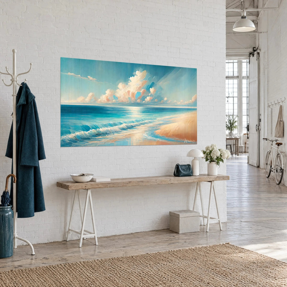 Tableau océan paisible sous un cumulus crème et corail, houle azur, sable orangé, mur de briques blanches du loft d'artiste