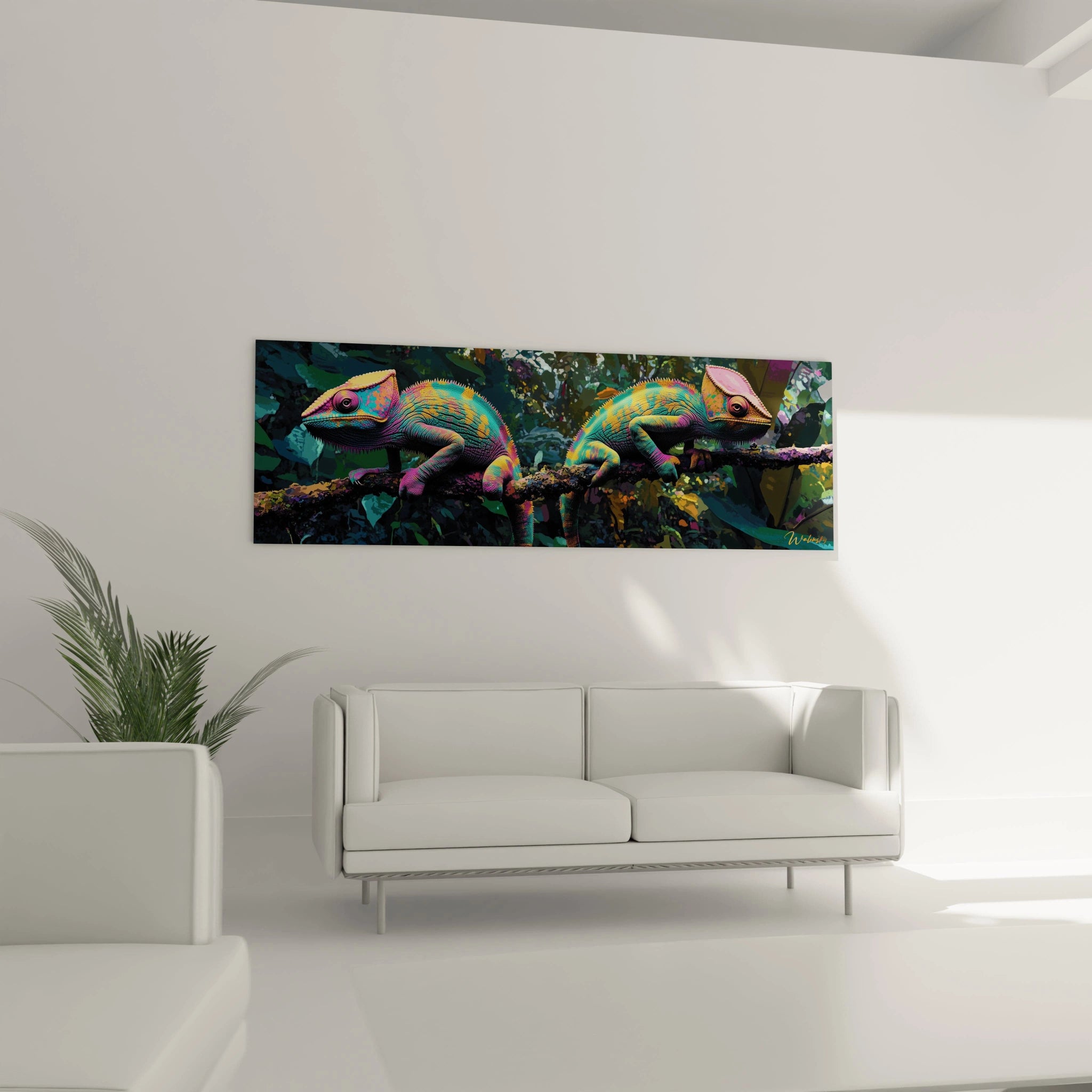 Tableau caméléon Walensky coloré sur un mur moderne avec des lianes et un canapé blanc