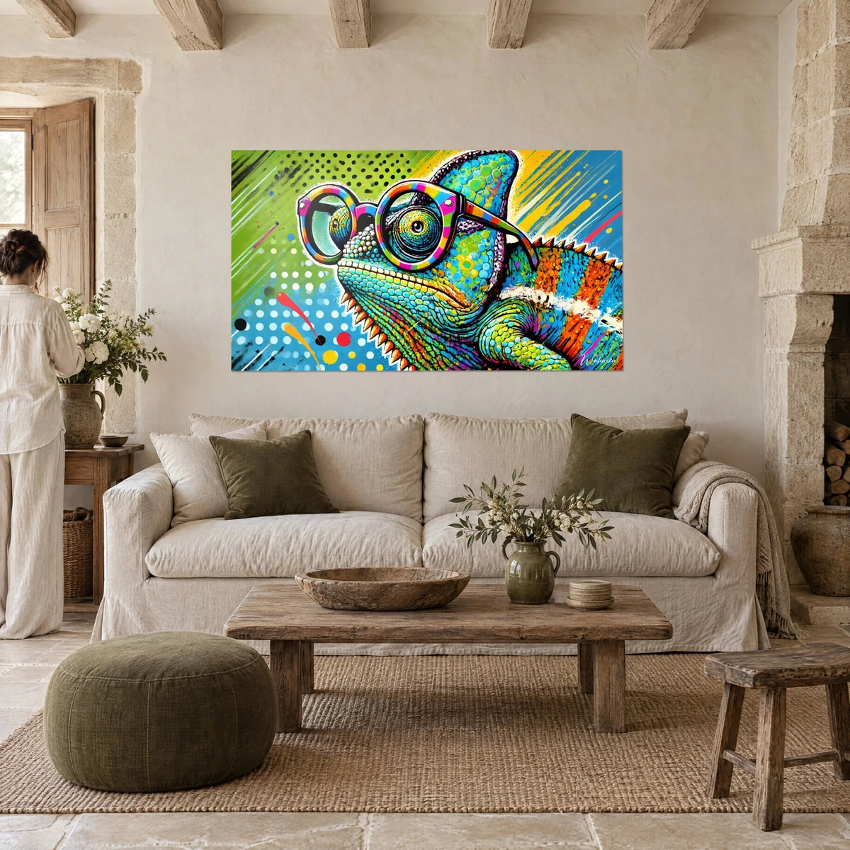 Tableau caméléon à lunettes rayées vert et turquoise, une femme de dos le regarde, au-dessus d'un canapé dans un salon lumineux