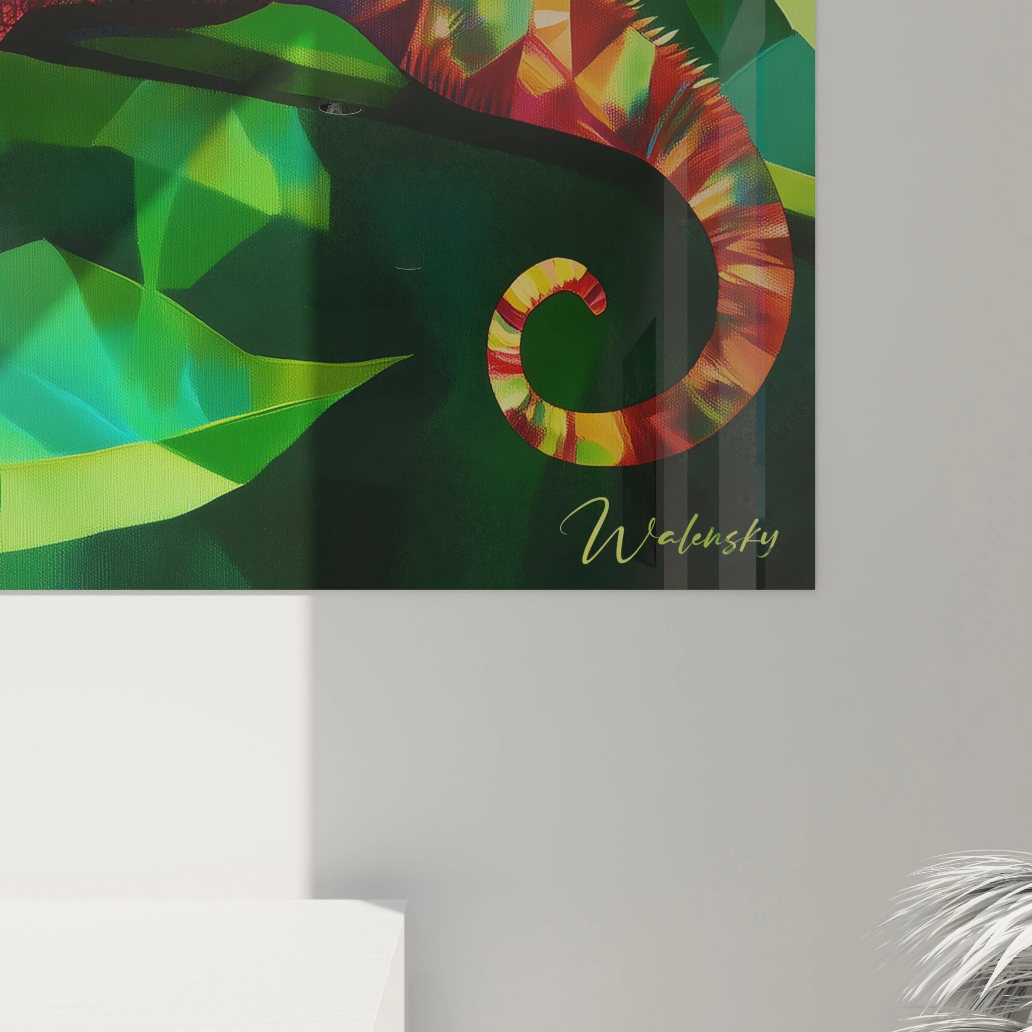 Tableau caméléon coloré de Walensky sur fond de feuillage vert