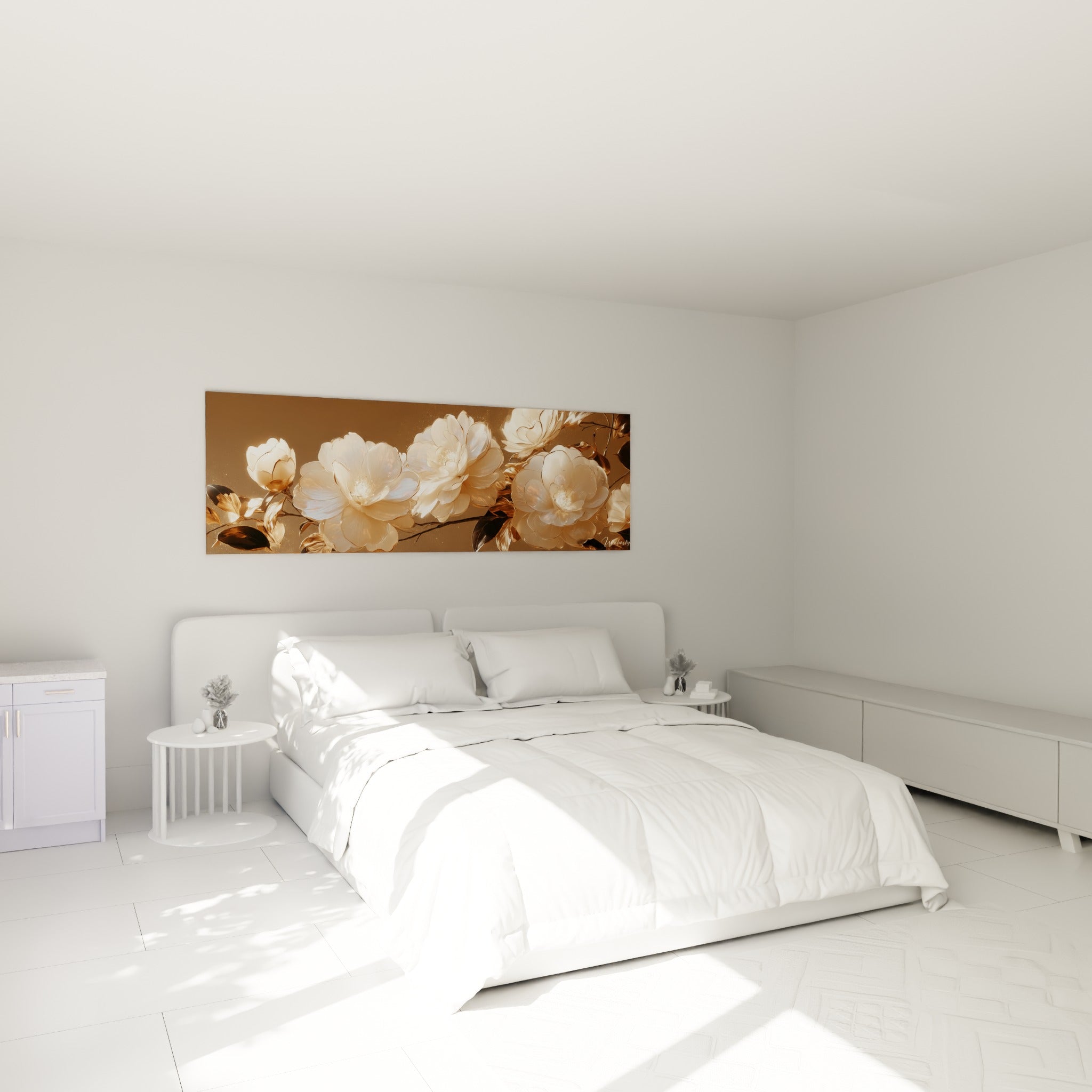 Bouquet de camélias ivoire et doré illuminé, accroché au-dessus d'un lit dans une chambre claire