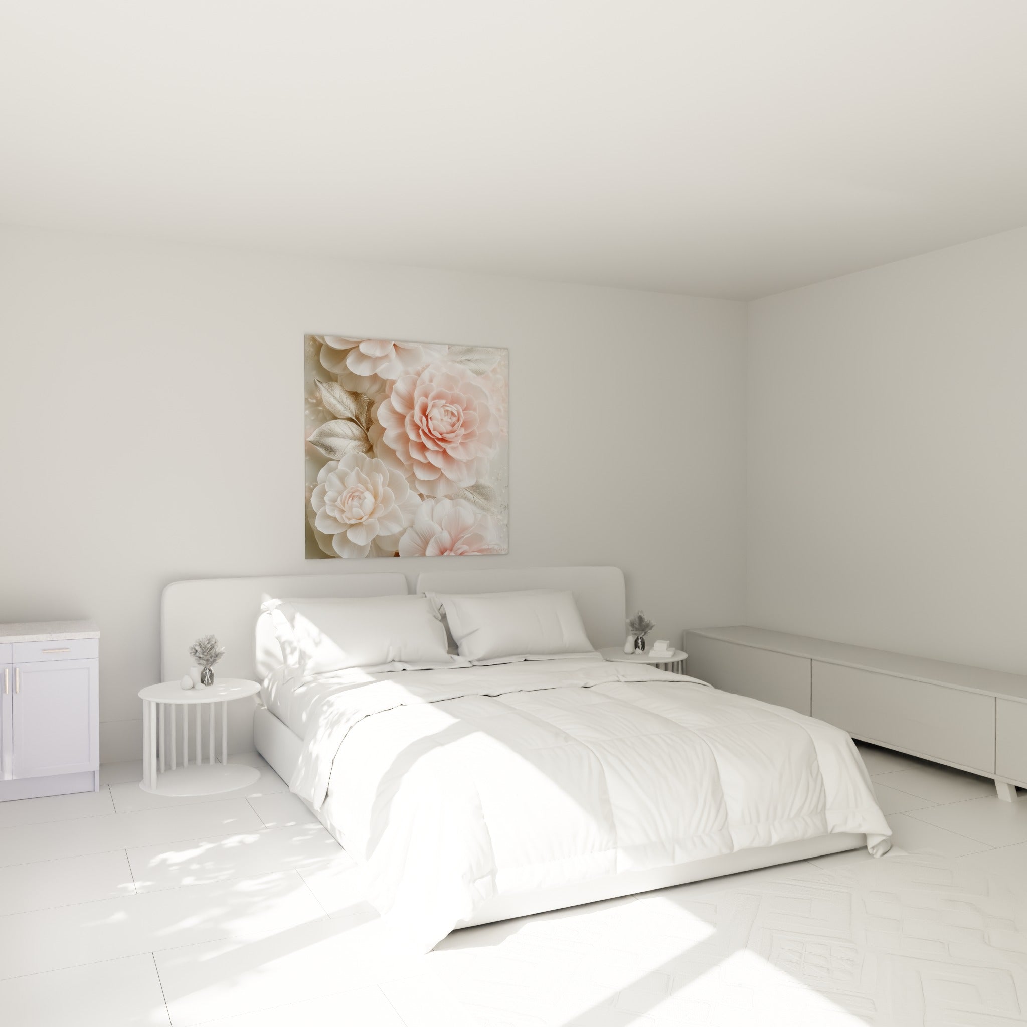 Camélias roses et crème délicatement détaillés, accrochés au-dessus d'un lit dans une chambre claire
