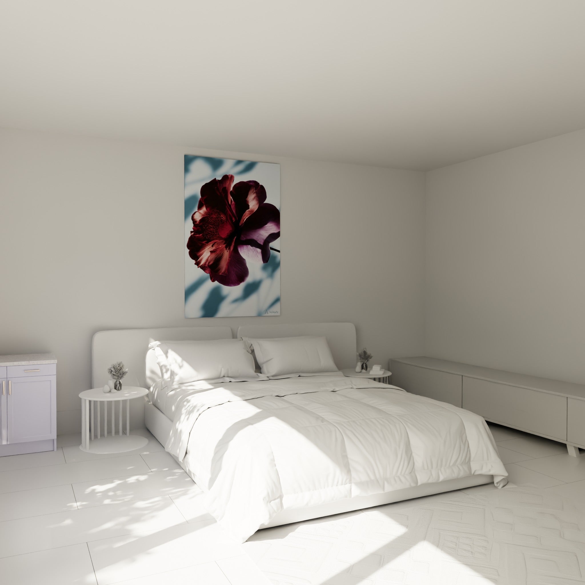 Fleur pourpre et bleu pastel aux ombres feuillées, accrochée au-dessus d'un lit dans une chambre claire