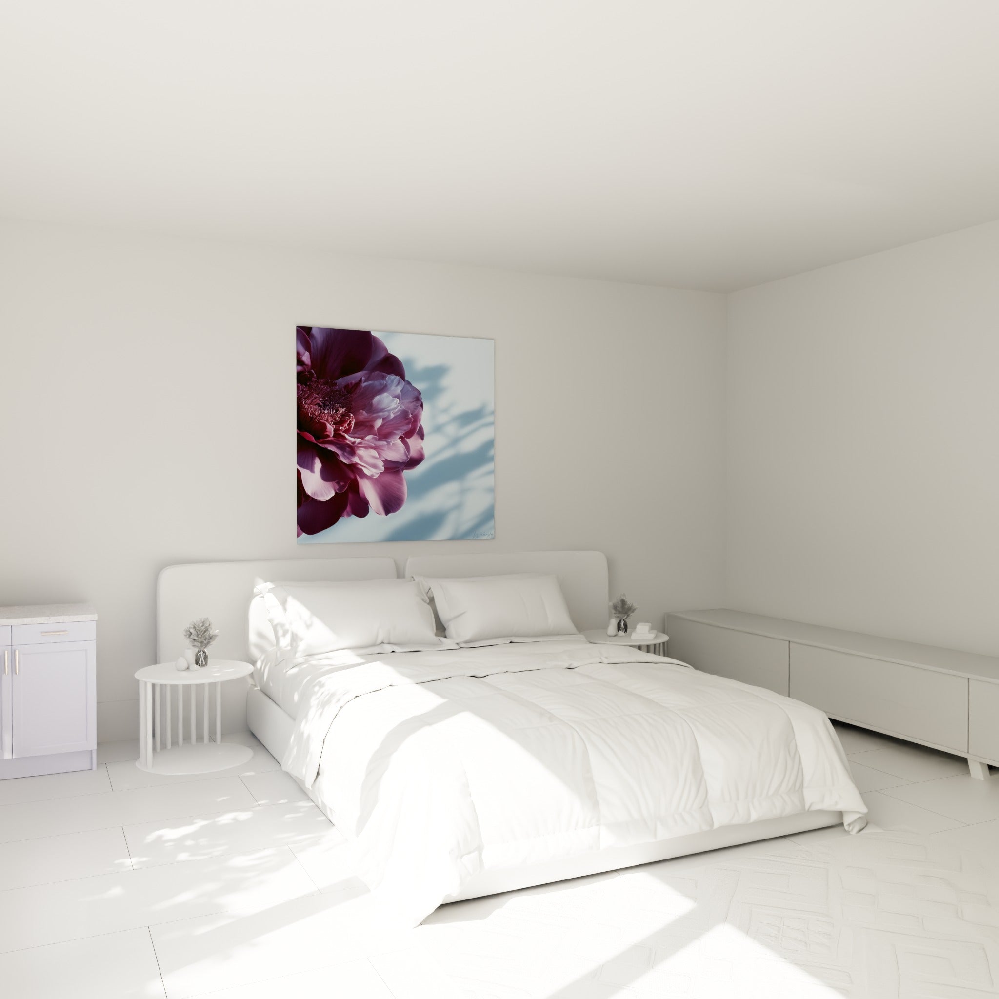 Pétales roses et bleu poudré d'un camélia accroché au-dessus d'un lit dans une chambre claire