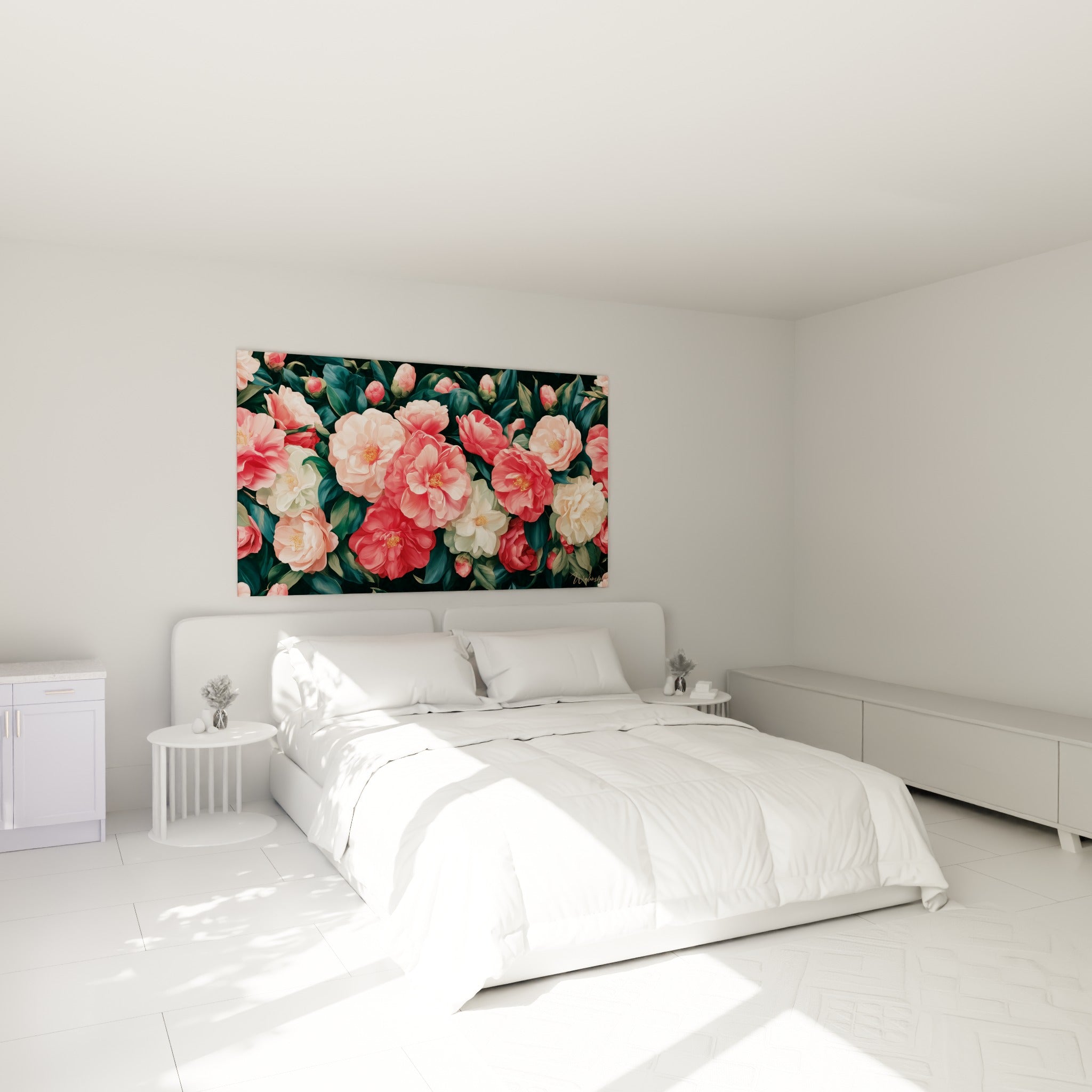 Bouquet de camélias corail et blancs peint avec finesse, accroché au-dessus d'un lit dans une chambre claire