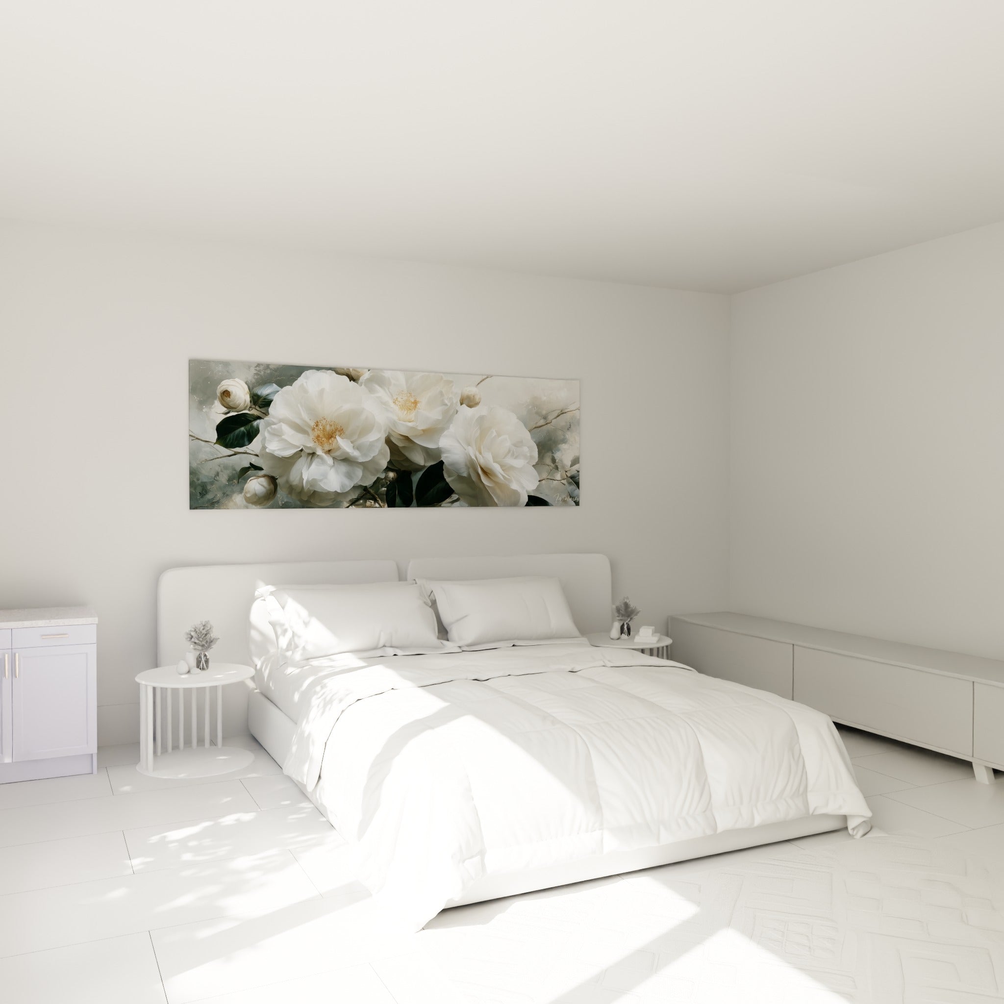 Bouquet de camélias blancs et feuillage vert sombre au-dessus d'un lit dans une chambre claire
