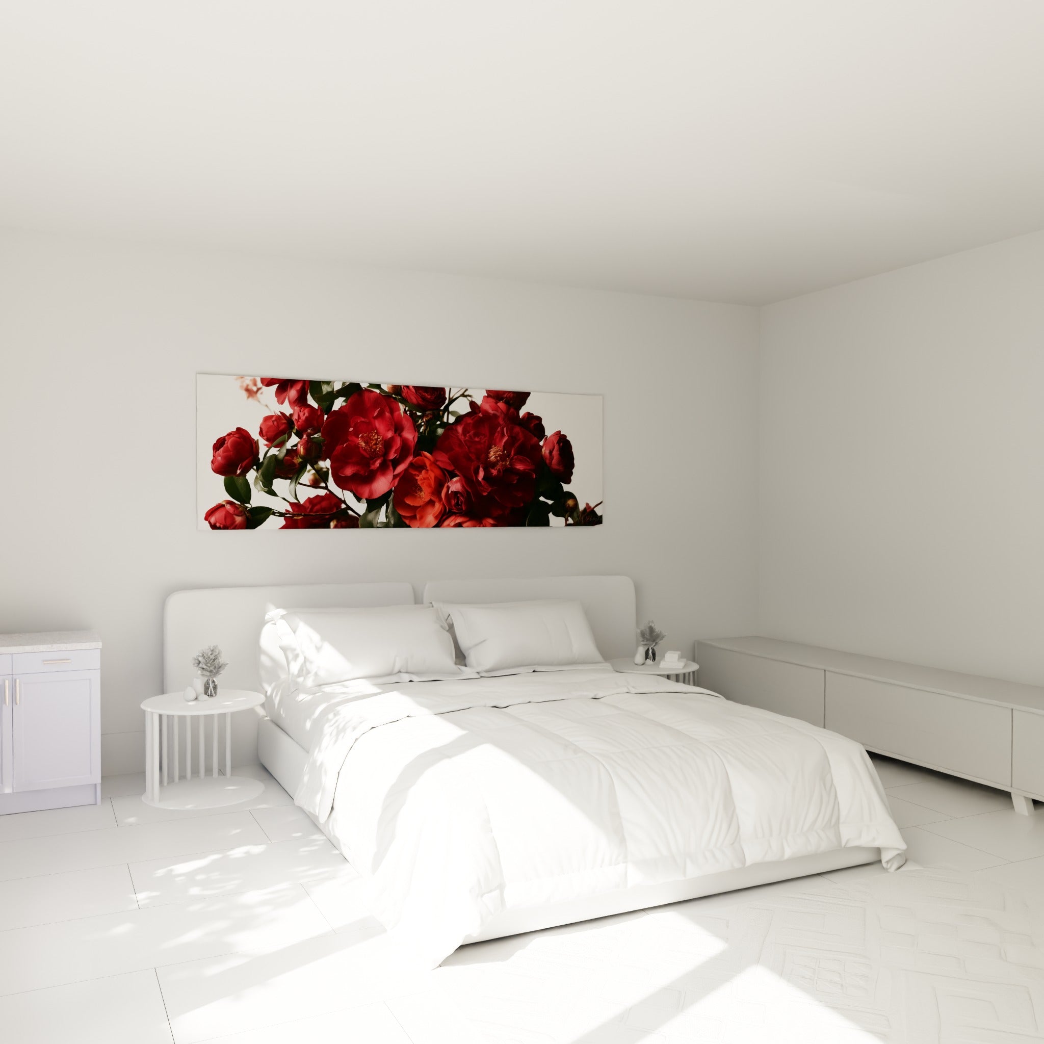 Bouquet de camélias rouges et verts au-dessus d'un lit dans une chambre claire et apaisante
