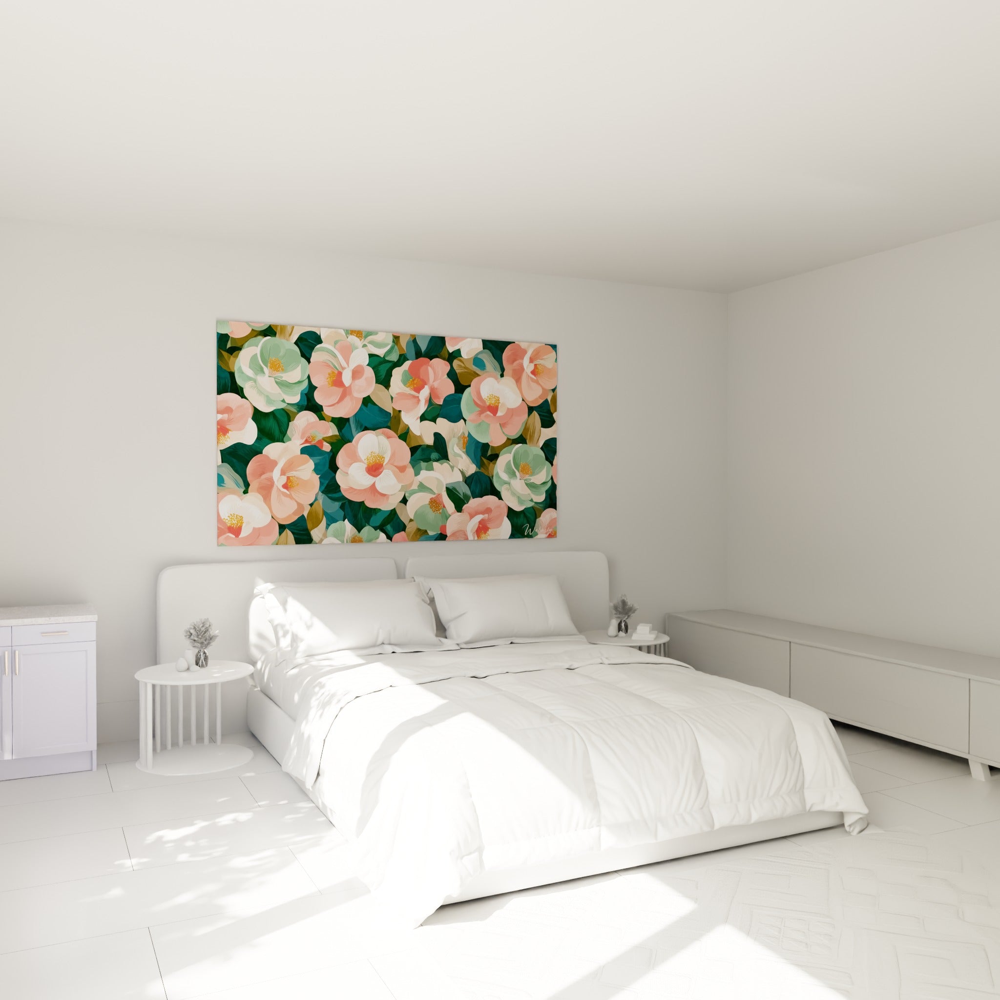 Bouquet de camélias corail et vert sapin, disposé au-dessus d'un lit dans une chambre claire