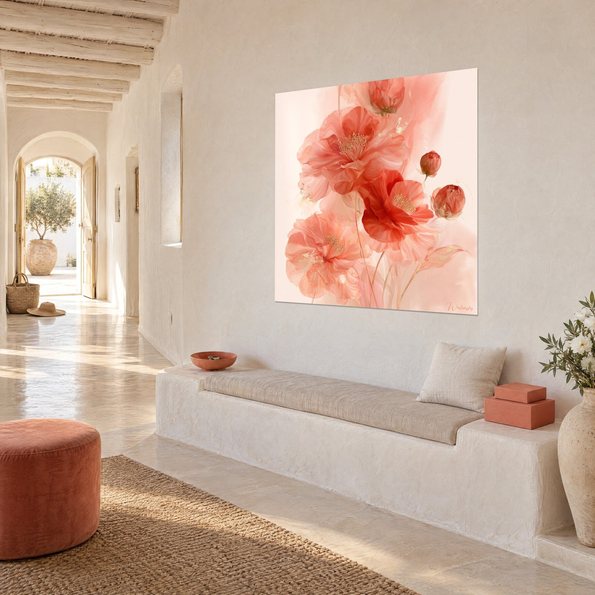 Tableau bouquet de fleurs rose saumon et rouge vermillon, boutons fermés, vu de trois-quarts dans un couloir blanc chaulé