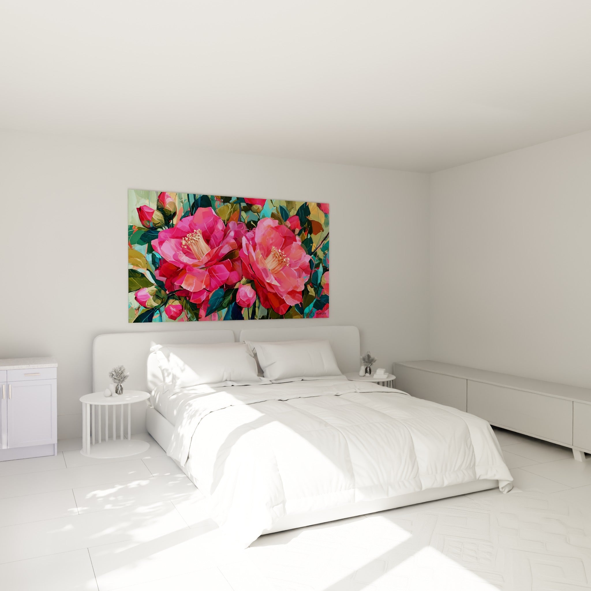 Bouquet de camélias fuchsia et vert profond aux pétales lumineux, au-dessus d'un lit dans une chambre claire