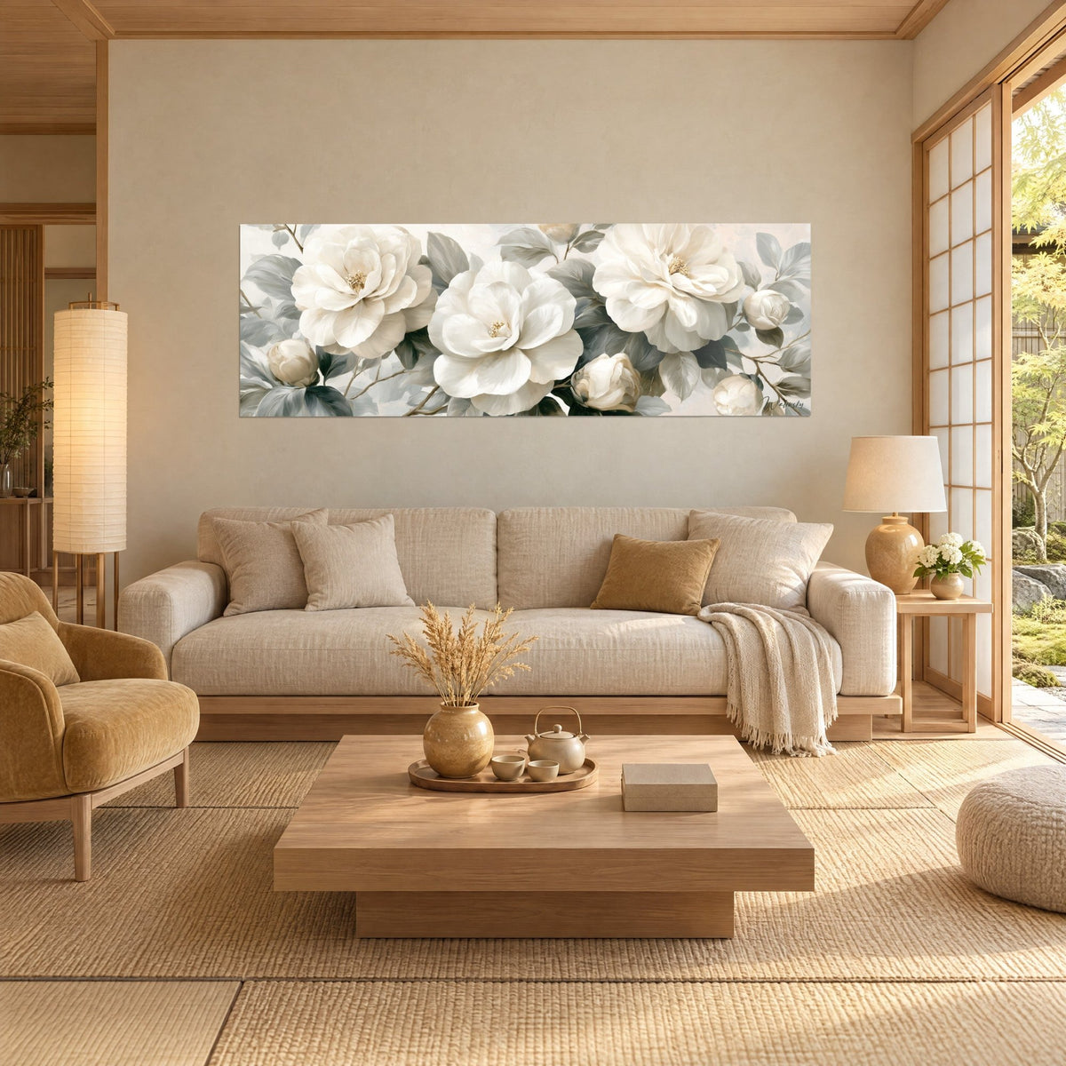 Gemälde drei weiße Kamelien mit cremefarbenen Blütenblättern, graugrünen Blättern und elfenbeinfarbenen Knospen, über einem Sofa in einem hellen Wohnzimmer