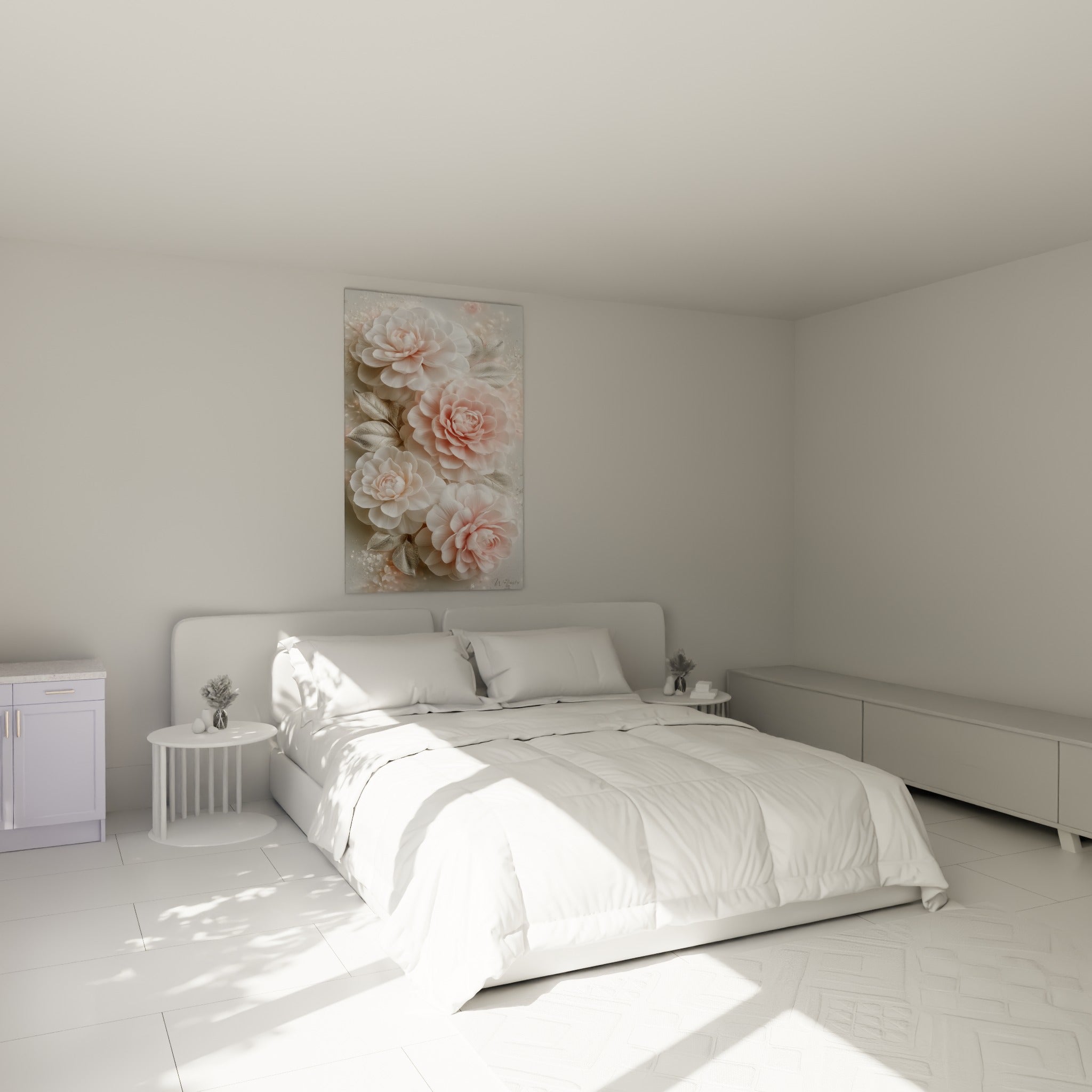 Camélias roses et blancs aux feuilles argentées, accrochés au-dessus d'un lit dans une chambre claire